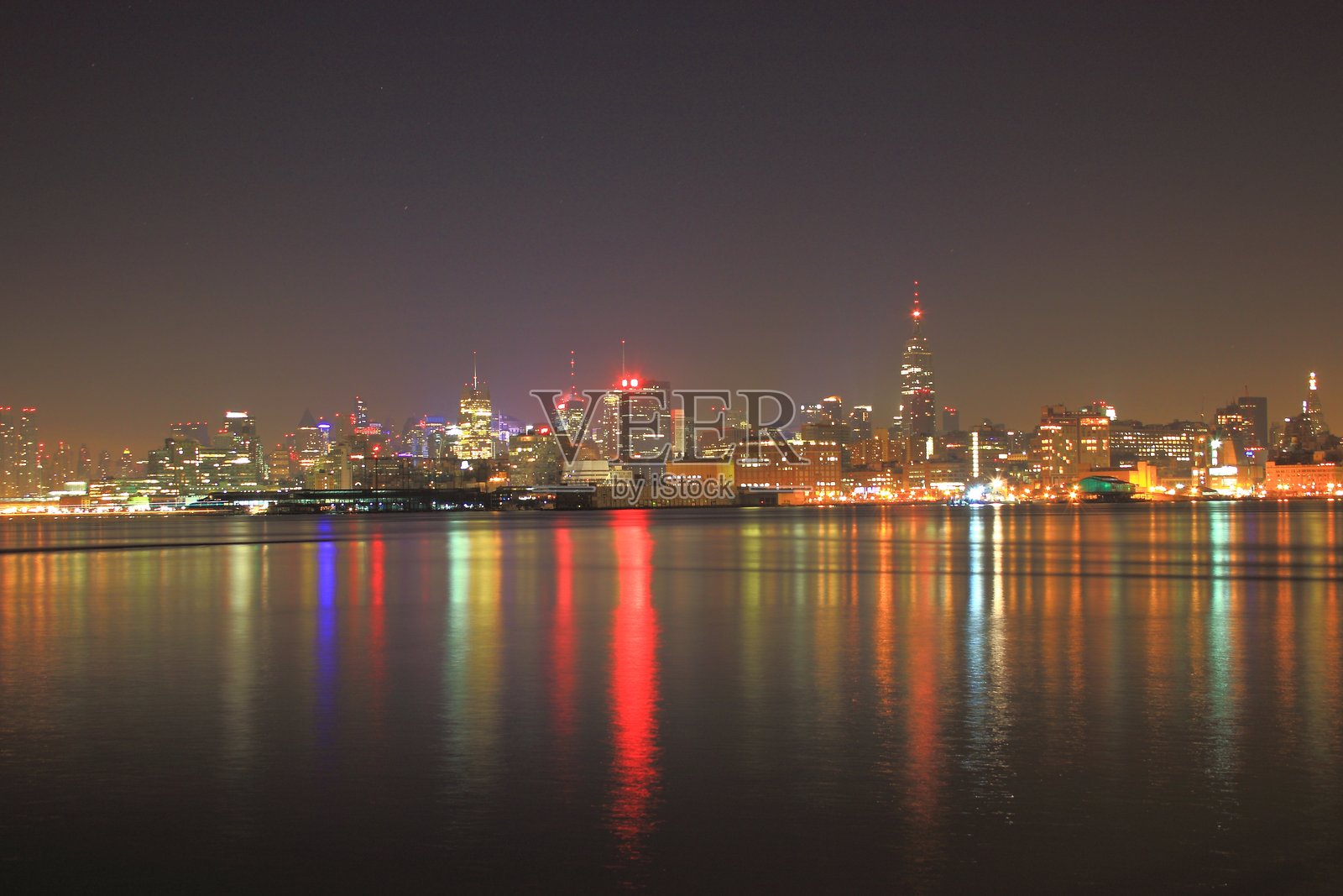 曼哈顿中城摩天大楼和纽约市夜景，笼罩在雾气中照片摄影图片