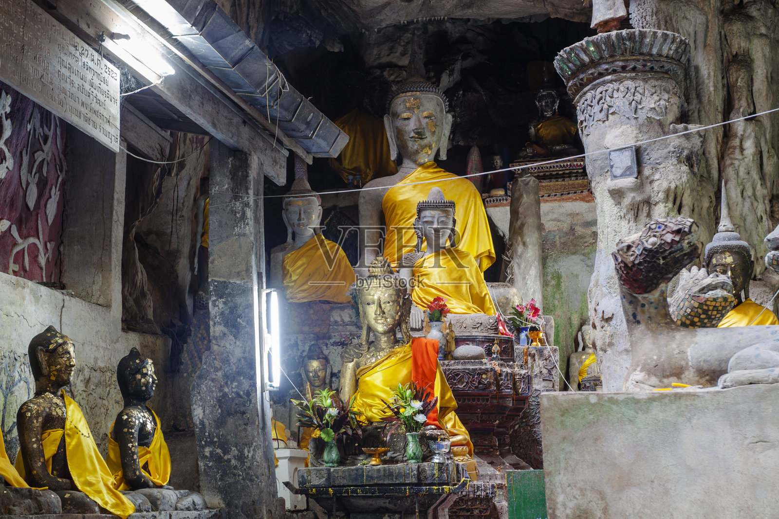 泰国清道洞内被照亮的佛像照片摄影图片