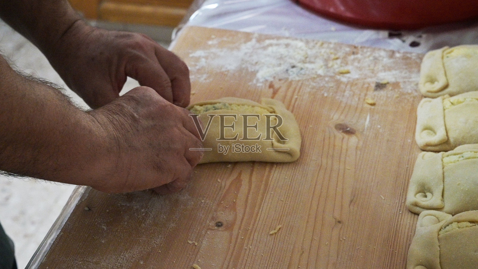 传统塞浦路斯奶酪面包，一种美味的希腊复活节奶酪面包。照片摄影图片