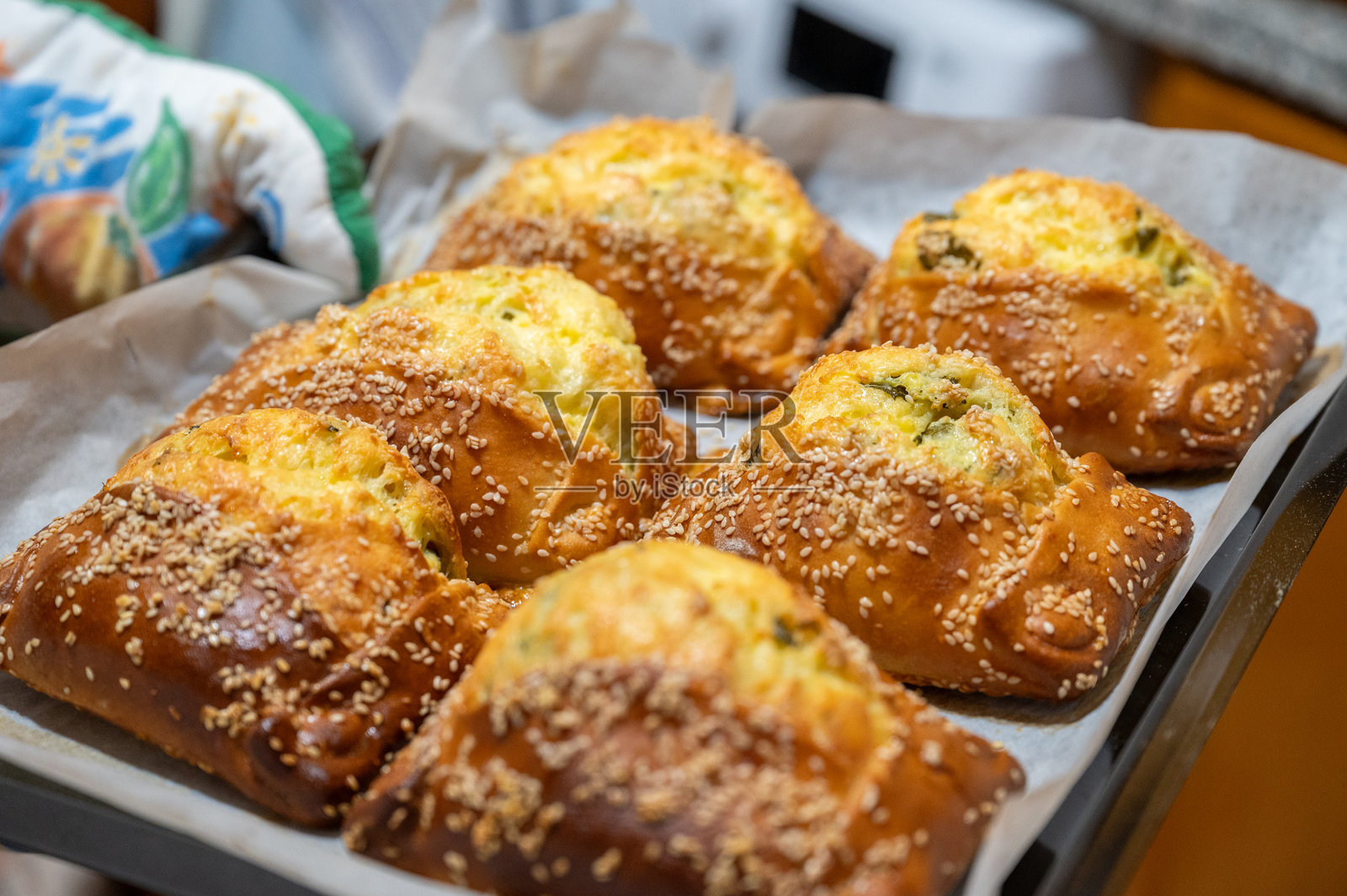 传统的塞浦路斯奶酪面包（Flaouna），一种美味的希腊复活节奶酪面包。照片摄影图片