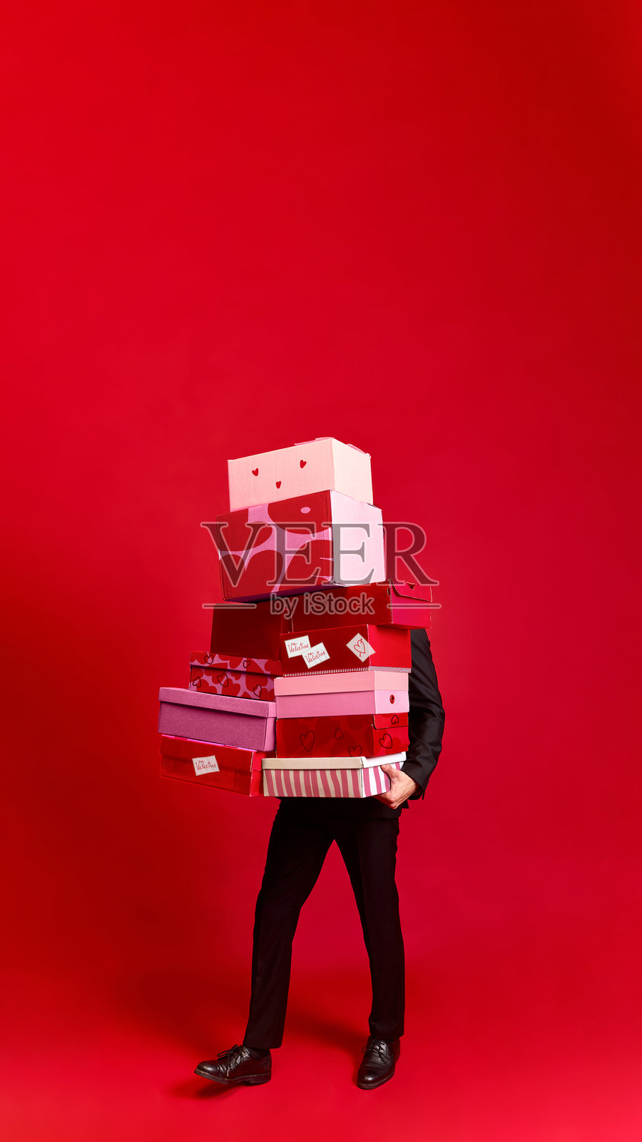 男人藏在礼盒后面的概念艺术作品照片摄影图片