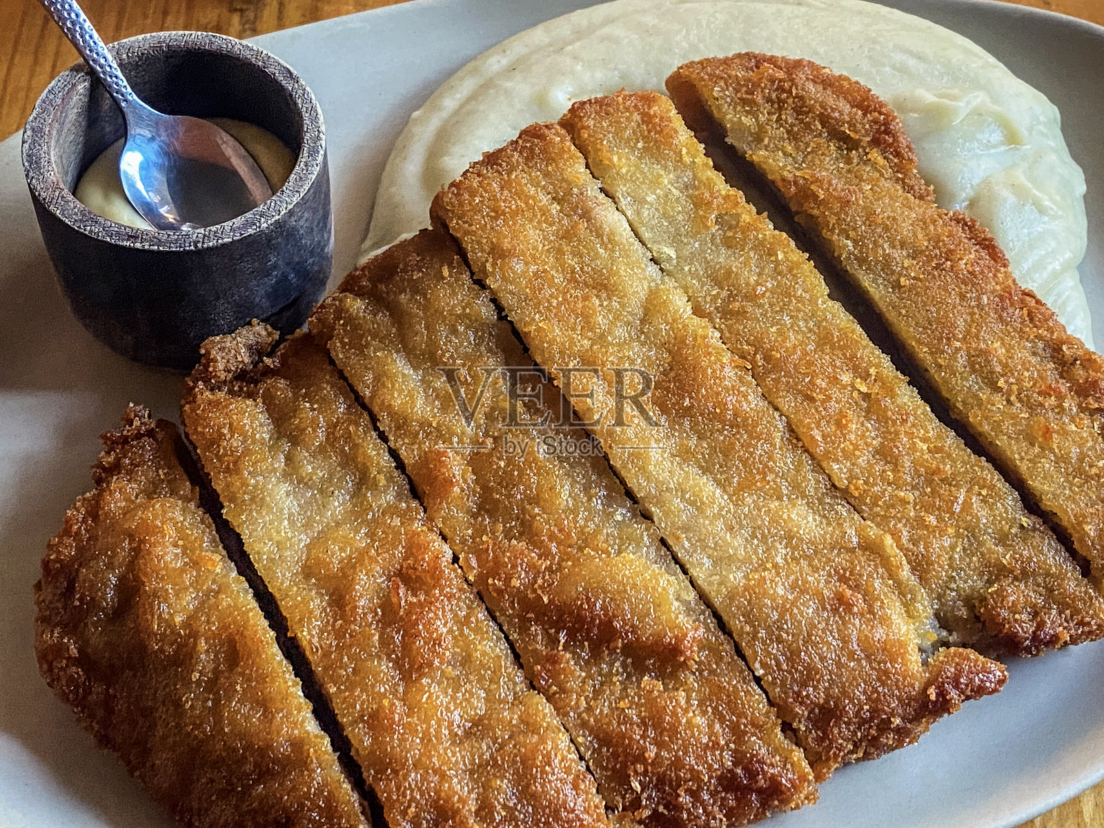 裹面包屑的肉配土豆泥照片摄影图片