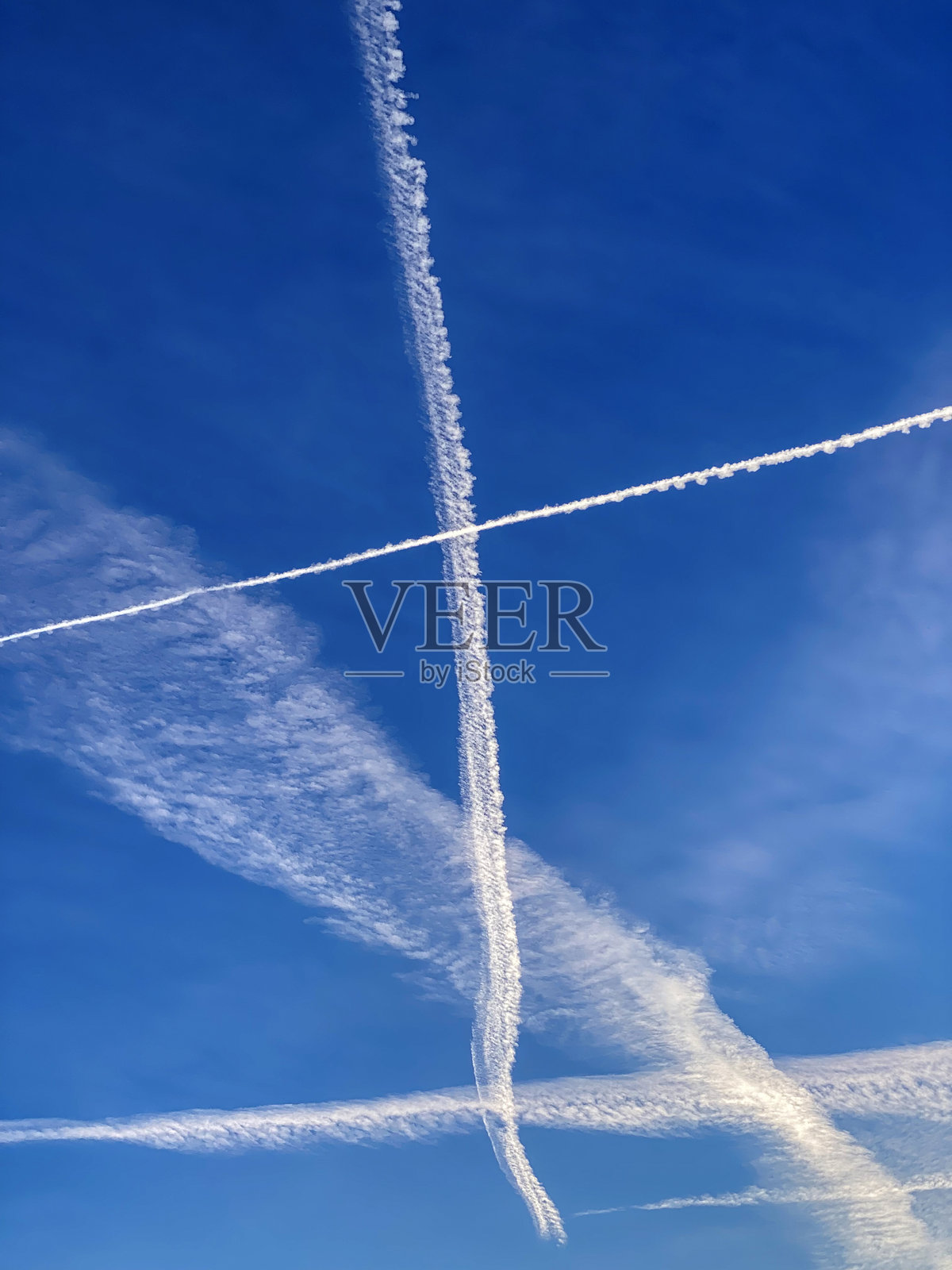 天空中的飞机尾迹照片摄影图片