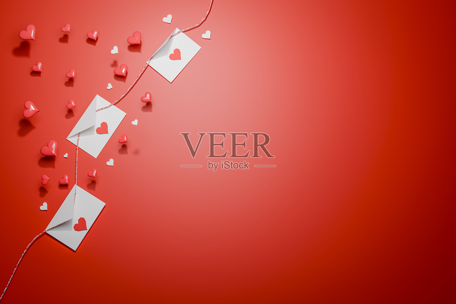 情人节情书和心形信封，背景为红色照片摄影图片