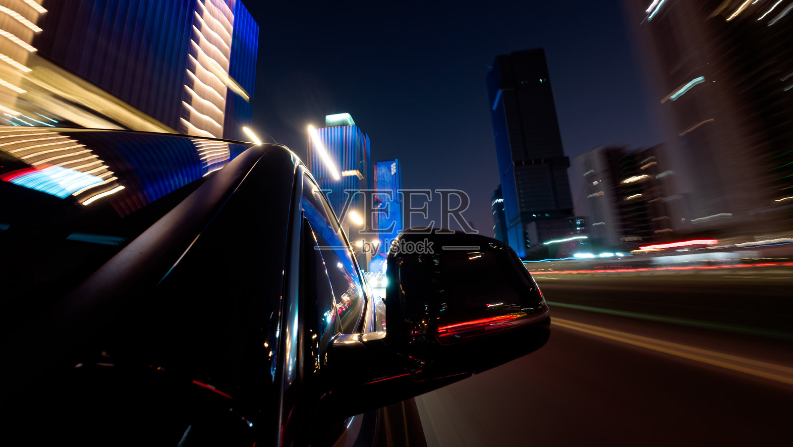 夜间驾驶时通过后视镜看到的景象照片摄影图片