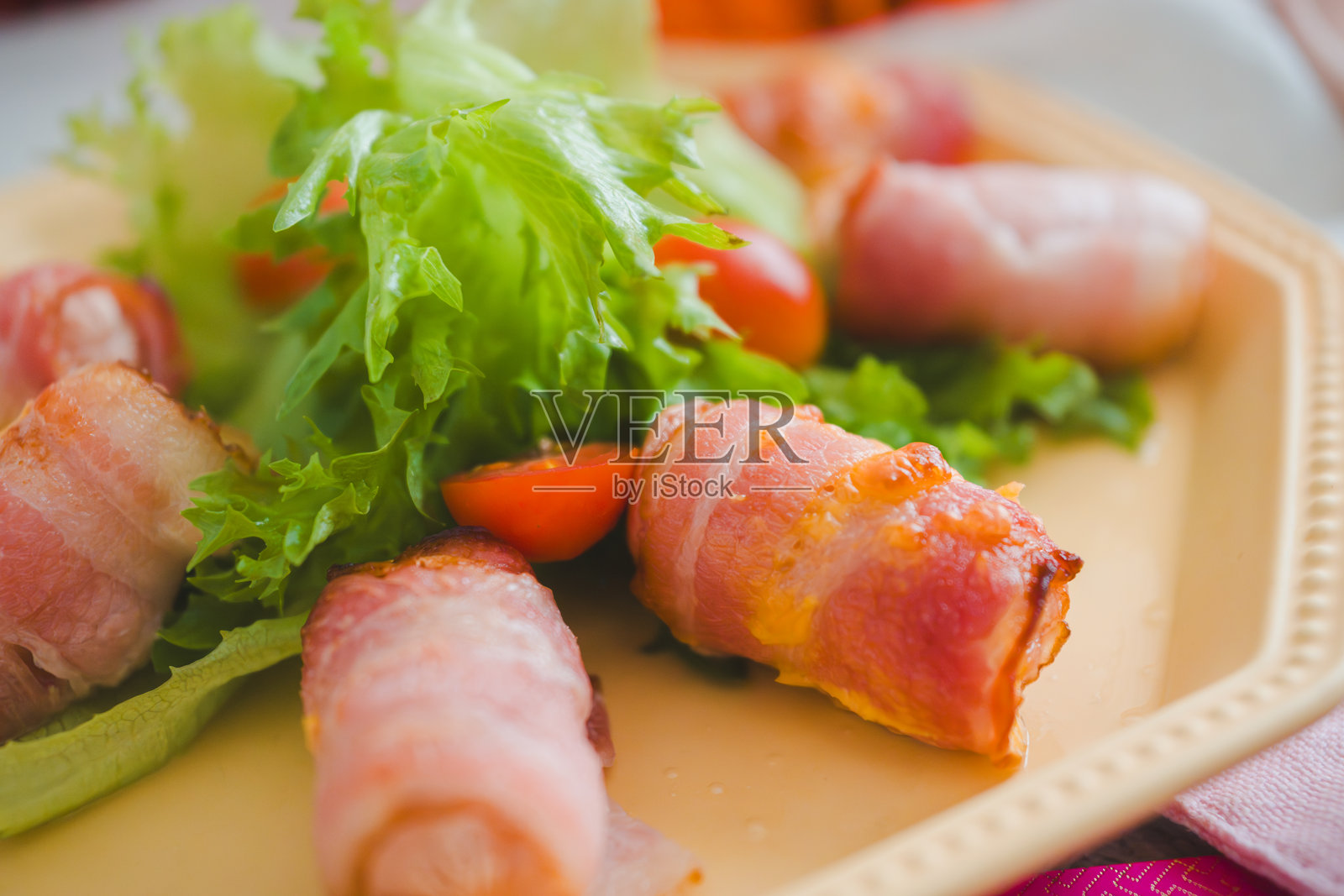 亚洲家庭制作节日美食，并派发红包，庆祝农历新年照片摄影图片