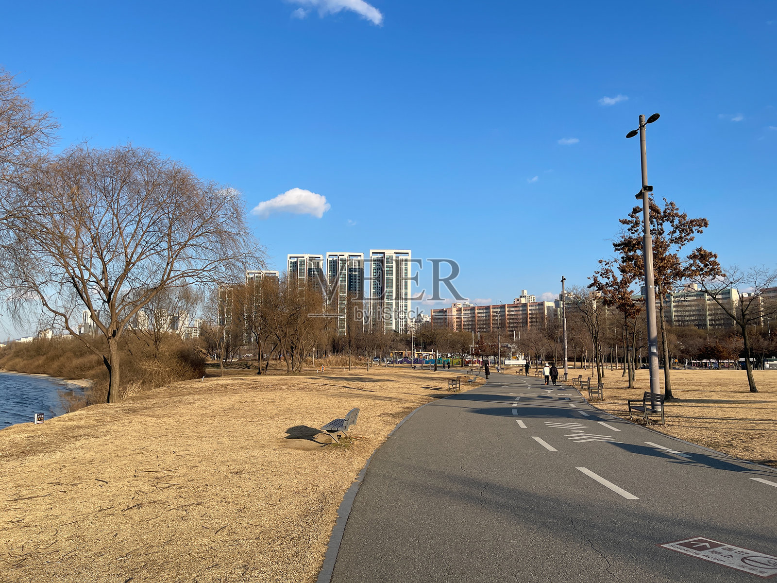 周日下午，在首尔汉江公园散步照片摄影图片