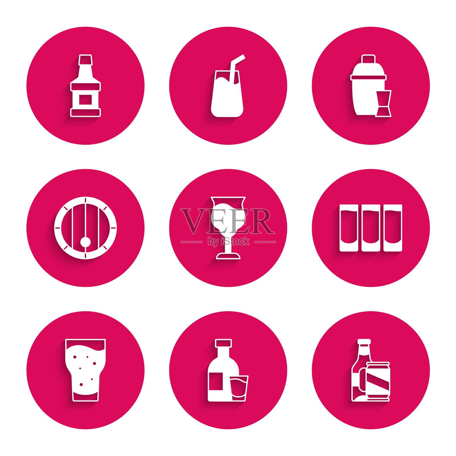 一套酒杯、伏特加酒瓶、啤酒瓶和啤酒罐、烈酒杯、玻璃杯、木桶、调酒器和威士忌图标。矢量图插画图片素材