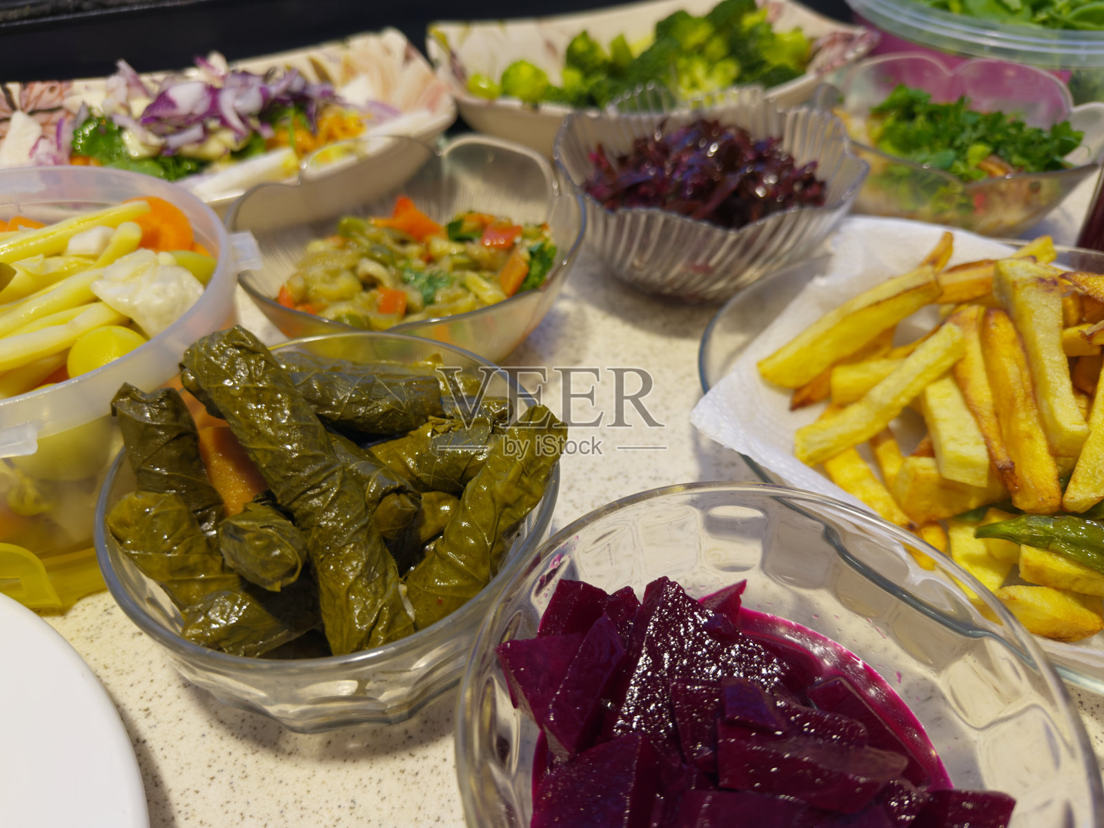 家常菜。餐桌上的开胃菜和沙拉照片摄影图片