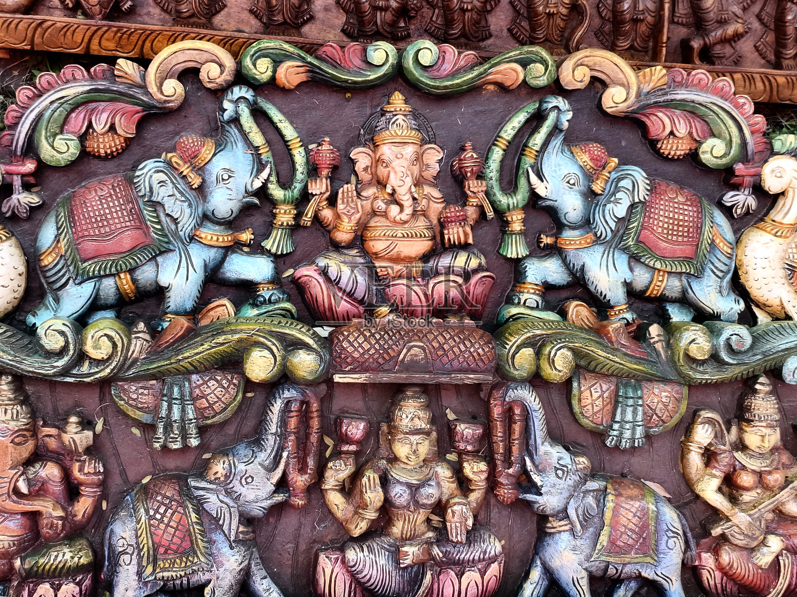 印度神祇木雕，木刻，精美雕刻的艺术设计木秋千。照片摄影图片