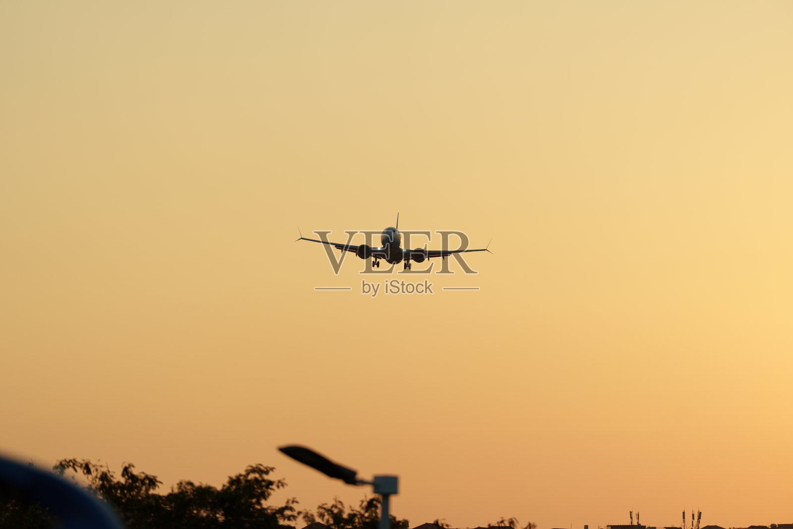 飞行中的飞机照片摄影图片