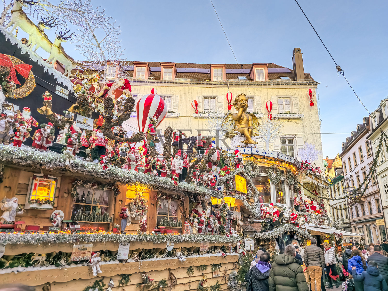 德国巴登-巴登市中心的圣诞装饰照片摄影图片