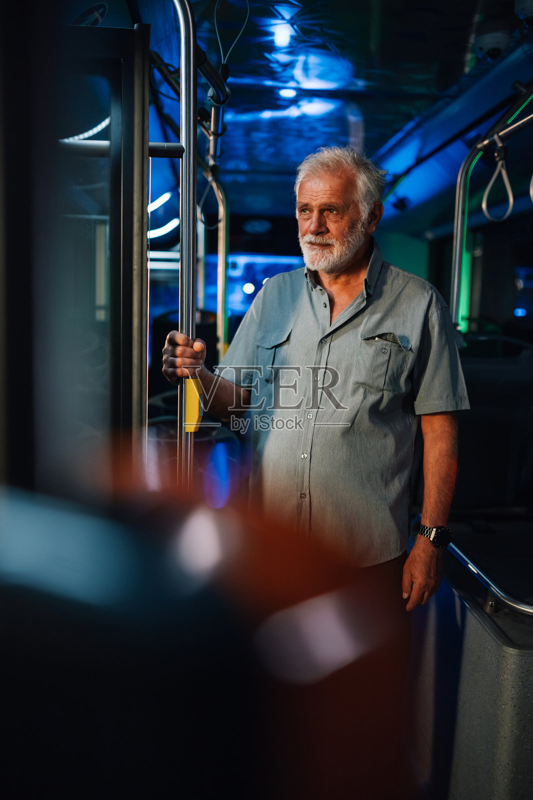 老年人在夜间公交车上穿行城市照片摄影图片