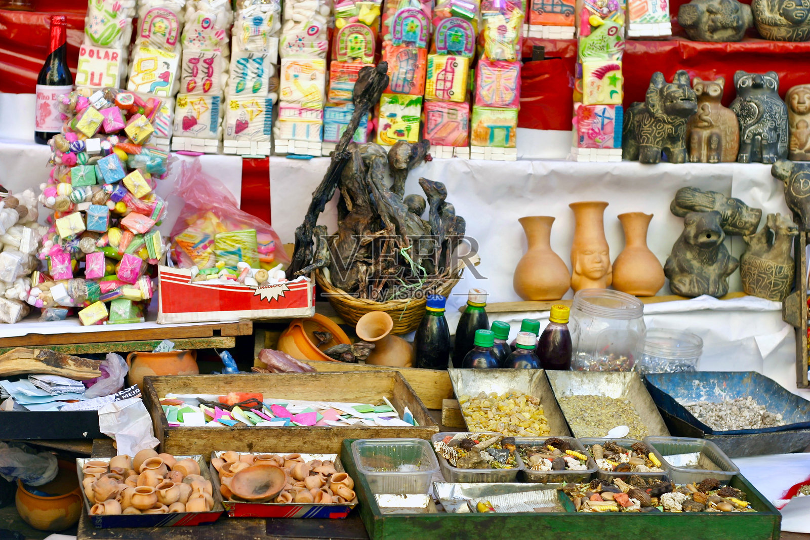 玻利维亚拉巴斯巫师市场外的一家商店的展示照片摄影图片