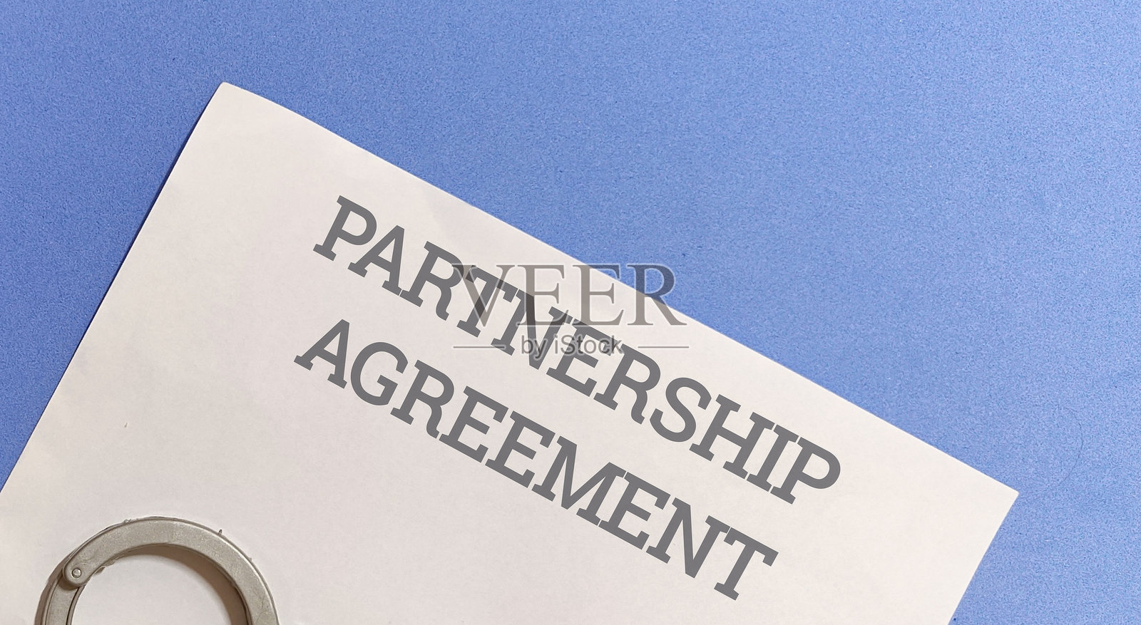蓝色背景上的合作协议文件照片摄影图片