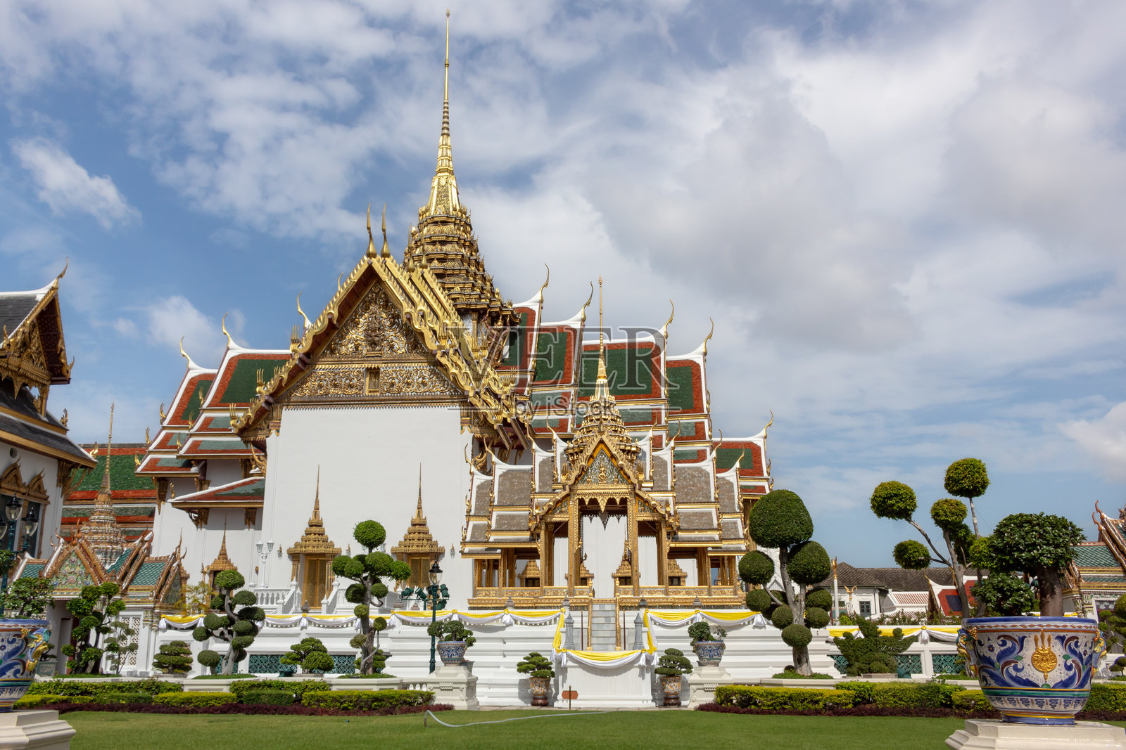 泰国曼谷标志性的金碧辉煌的大皇宫宝座厅照片摄影图片