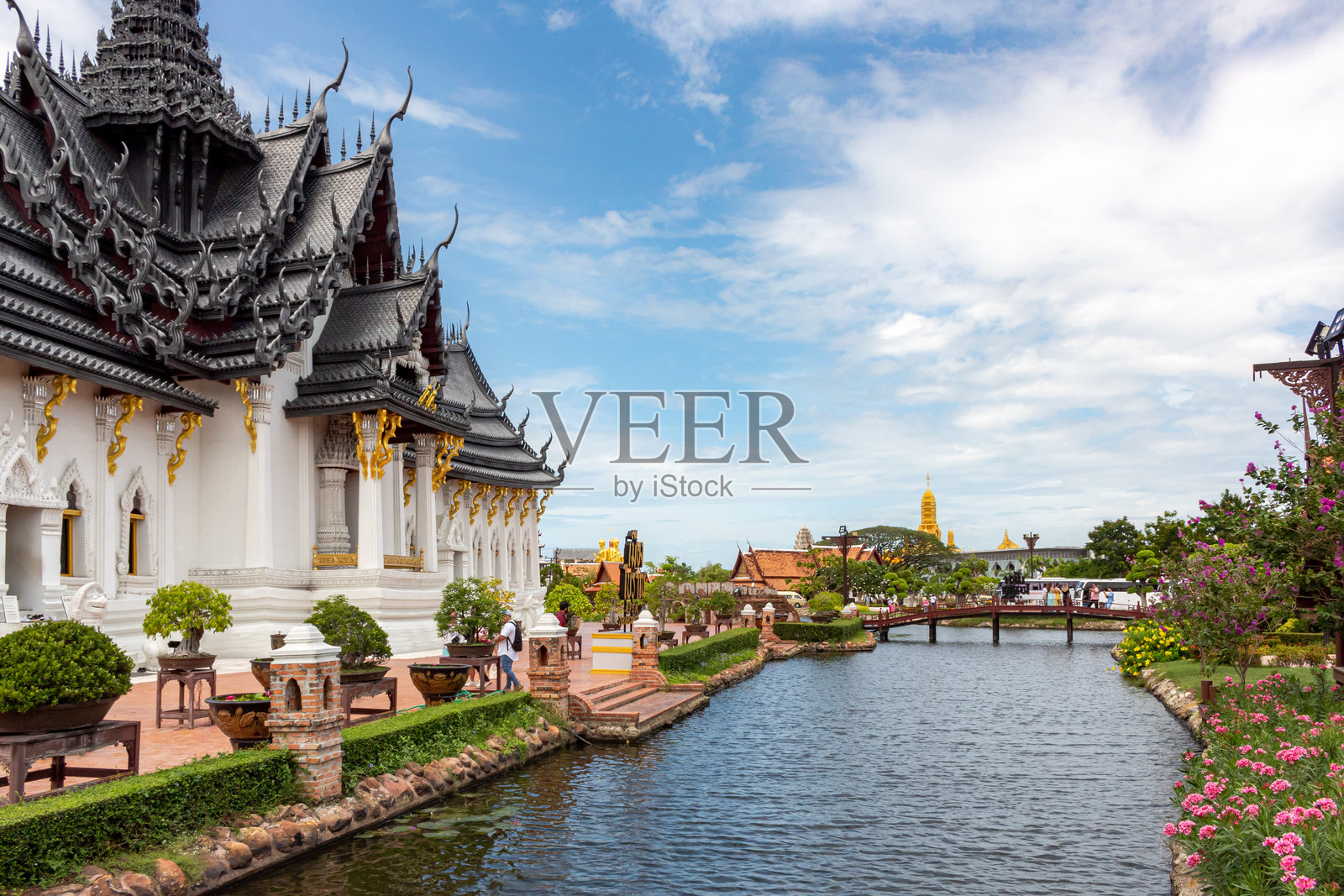 三攀府皇宫建筑群外部金碧辉煌的白色建筑，坐落于美丽的河畔照片摄影图片