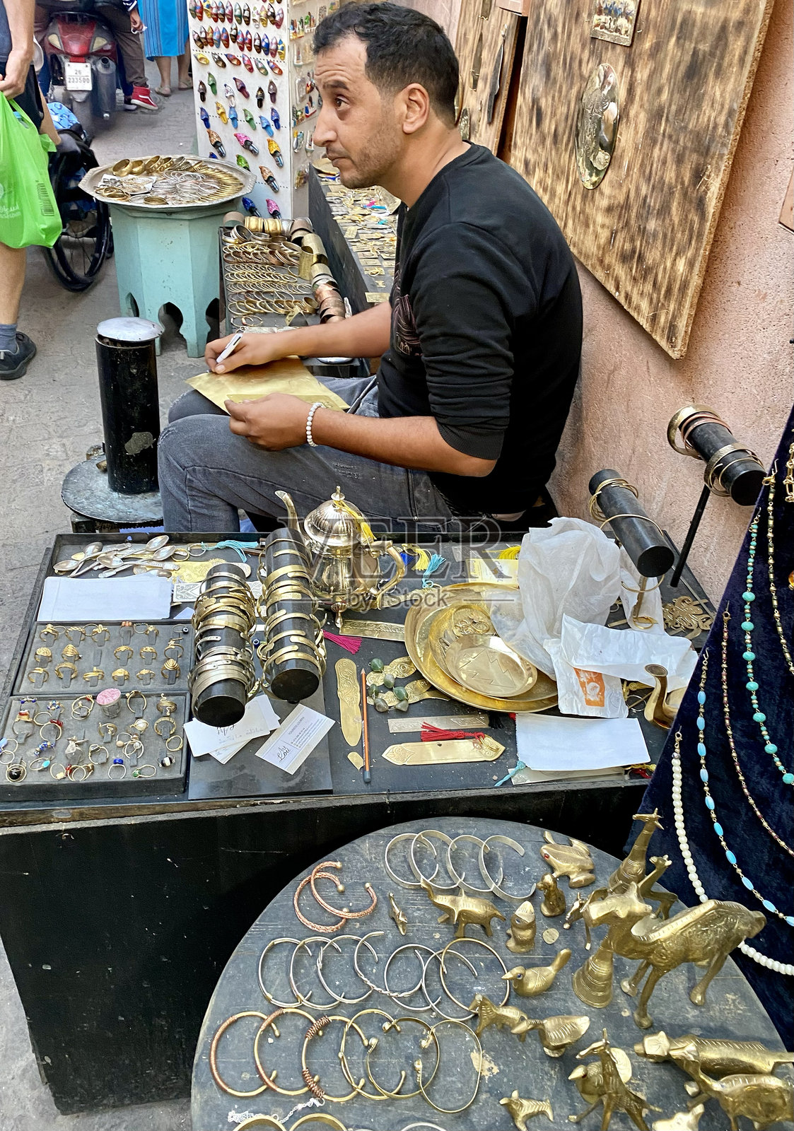 马拉喀什麦地那集市里亚德拉赫巴集市的工艺品店照片摄影图片