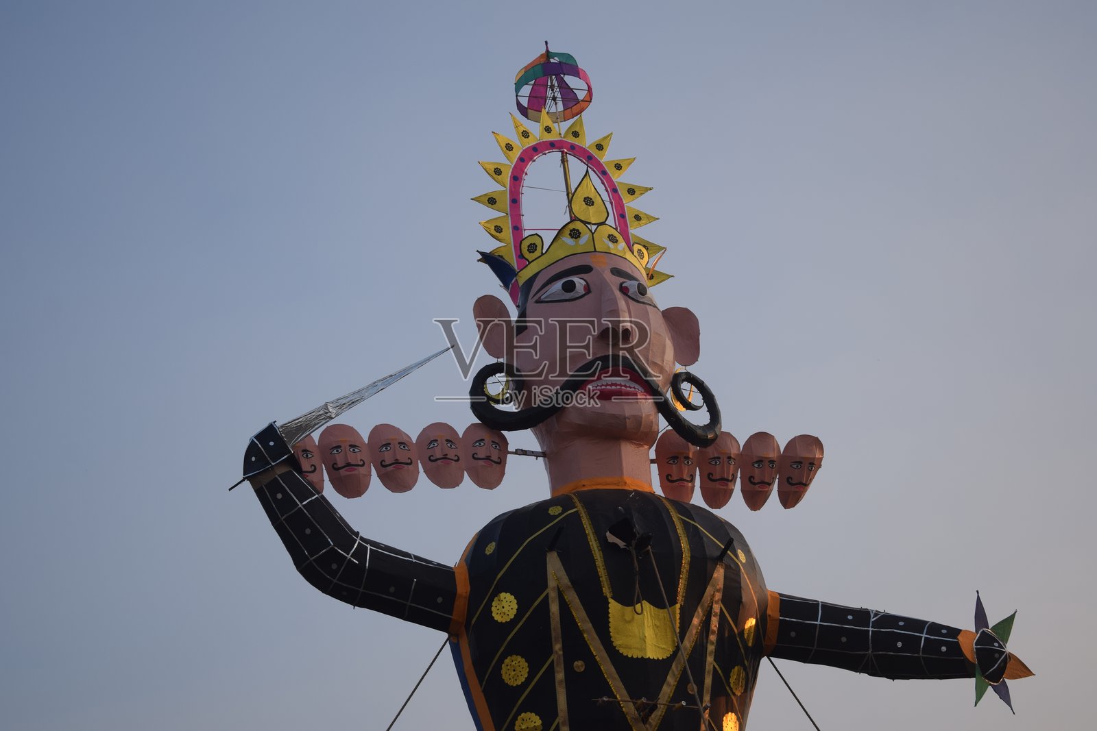 在德里拉姆利拉广场的杜塞拉节上，拉瓦那的巨像被点燃，以庆祝罗摩战胜邪恶。照片摄影图片
