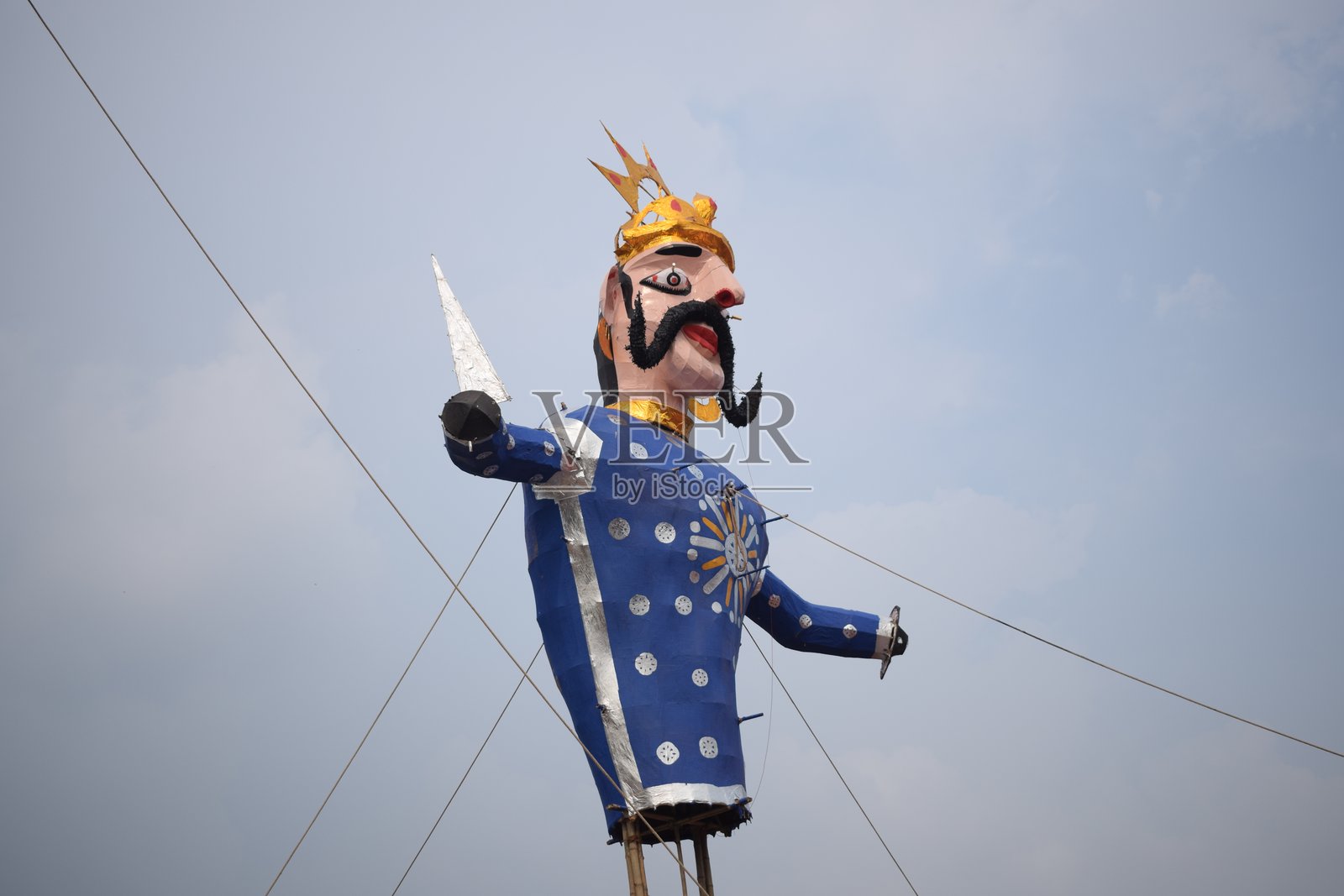 在德里兰利拉广场，杜塞拉节期间点燃罗摩那像，杜塞拉节期间，巨大的罗摩那雕像将被点燃，以庆祝罗摩神的真理胜利。照片摄影图片