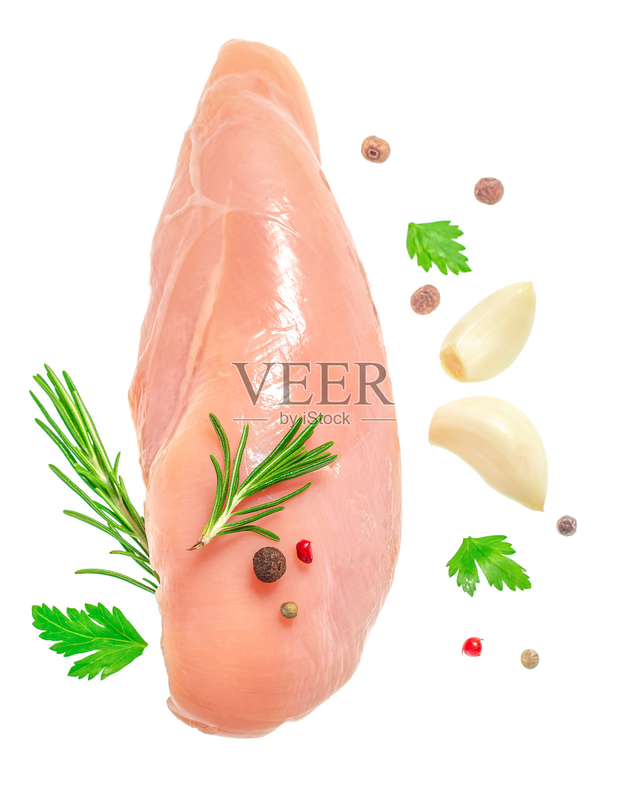 白色背景上孤立的生鸡胸肉，配以香草和香料照片摄影图片
