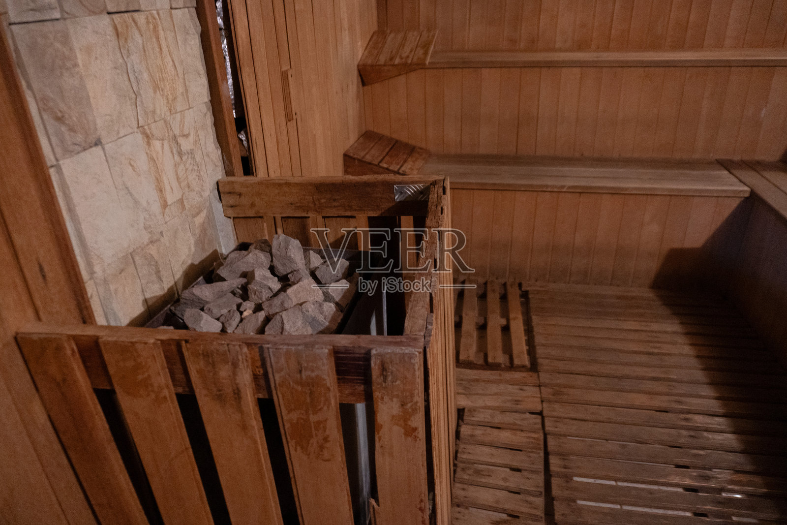 温暖桑拿木屋，石头与蒸汽的放松享受照片摄影图片