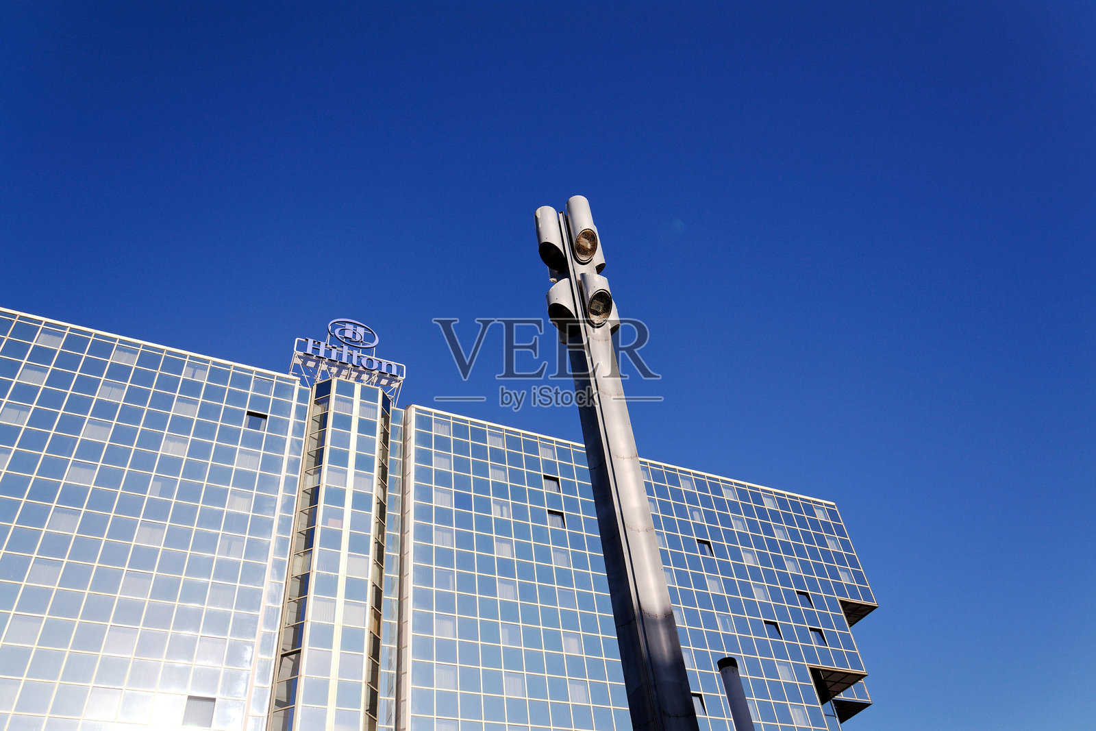 捷克共和国布拉格希尔顿酒店建筑上的希尔顿酒店及度假村标志。照片摄影图片