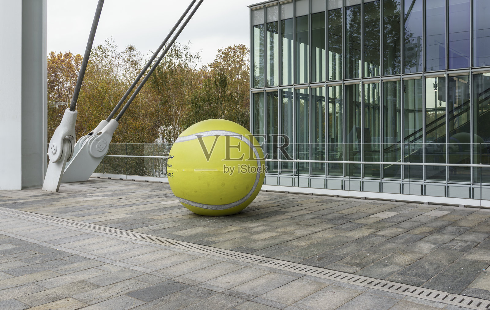 2025年意大利都灵网球总决赛(Nitto ATP Finals)背景下,银行摩天大楼前的大网球照片摄影图片