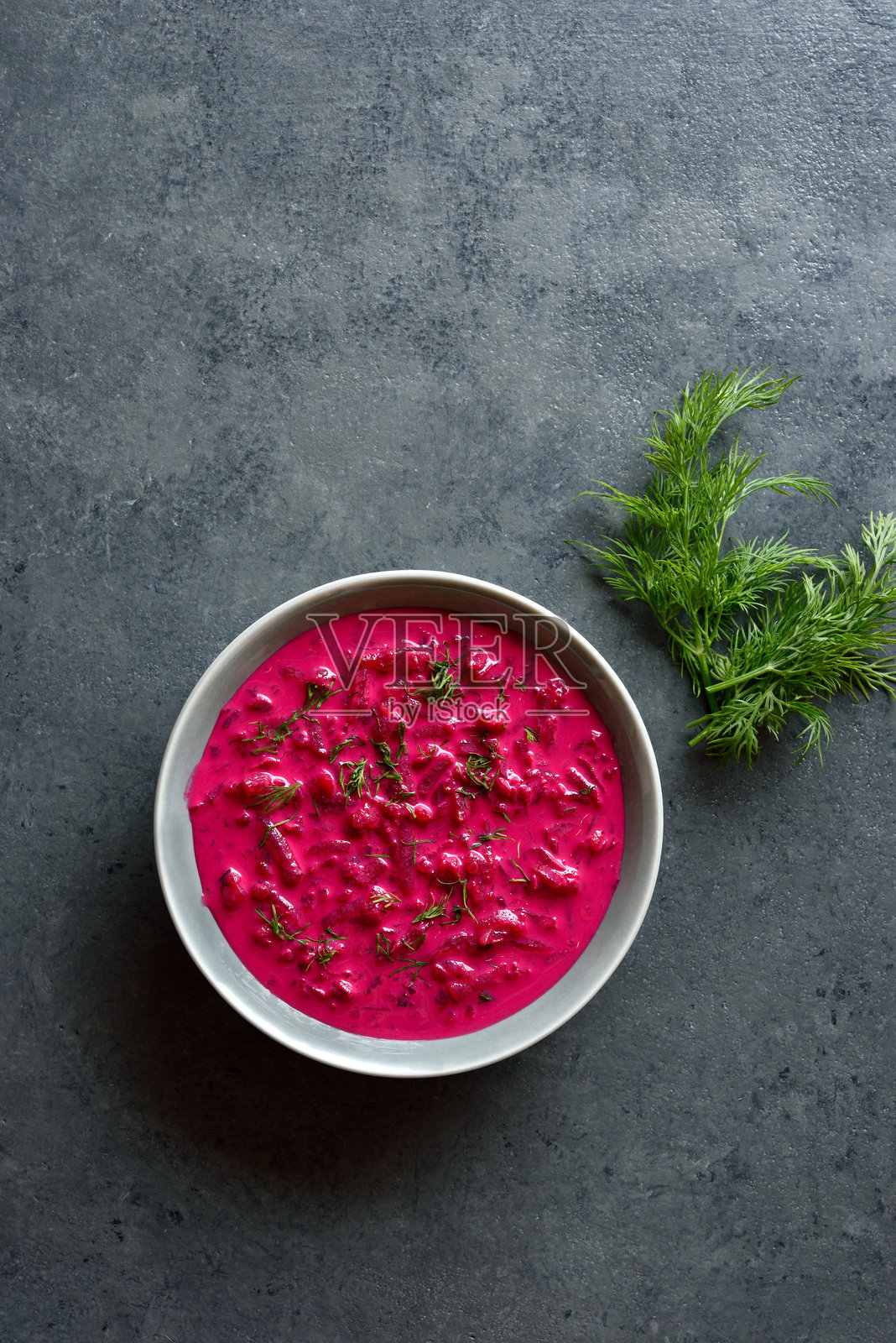 甜菜根奶油汤，配以酸奶、黄瓜和莳萝照片摄影图片