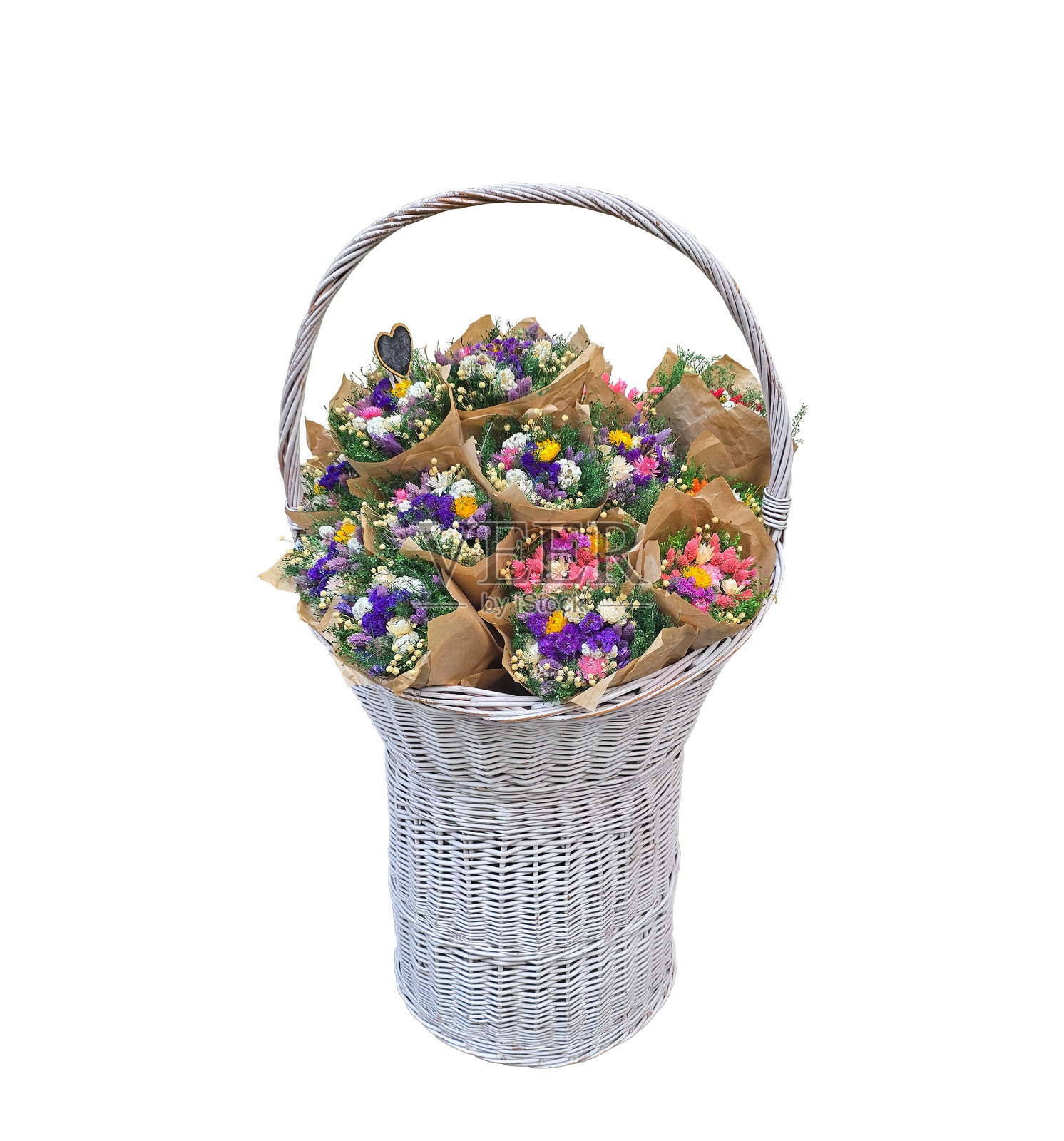 柳条篮中装满了欢乐的迷你花束，背景为白色照片摄影图片