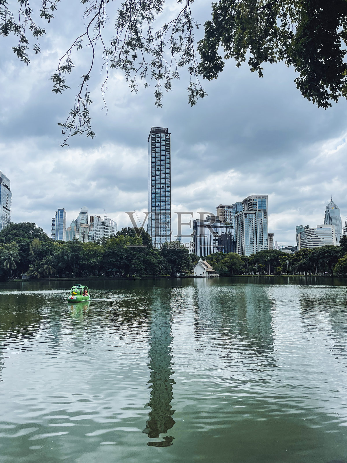 曼谷伦披尼公园的云景天空，背景是摩天大楼照片摄影图片