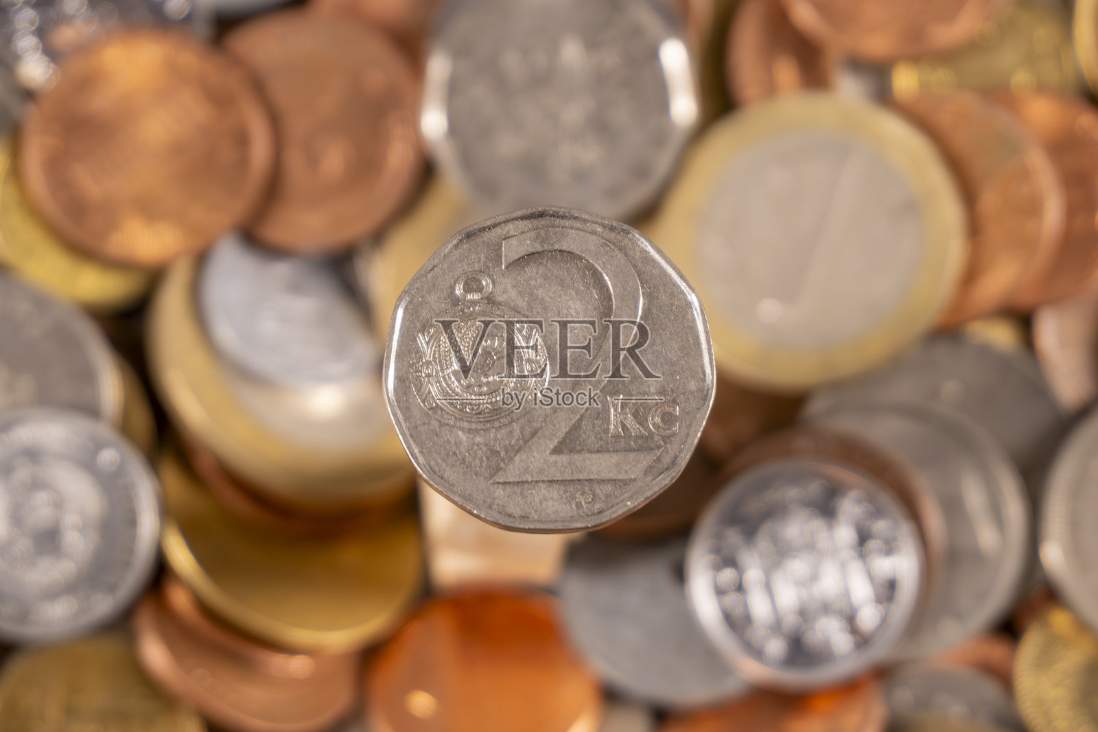 不同大小和面值的钱币聚集在一起照片摄影图片