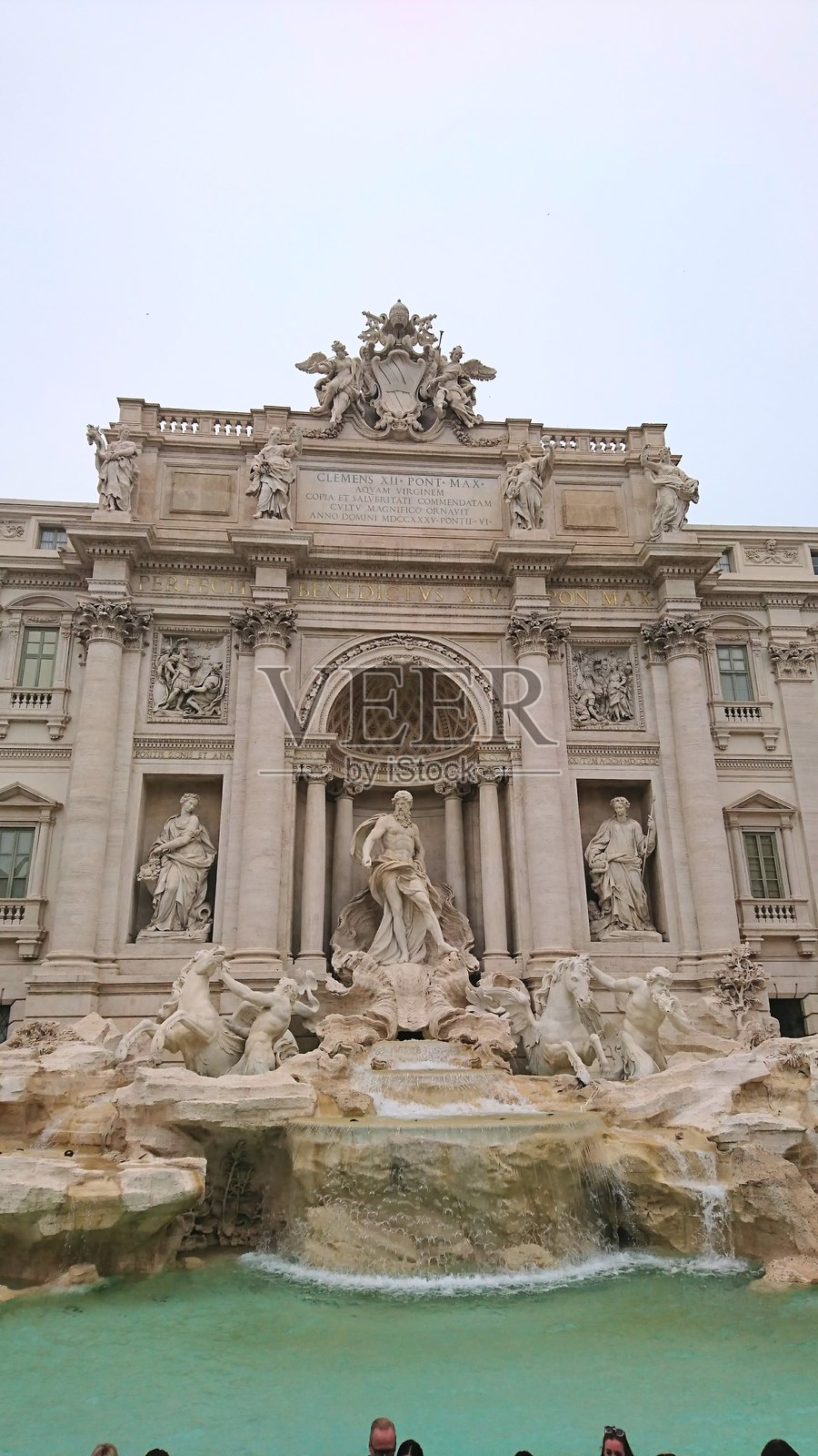 意大利罗马标志性特莱维喷泉的宏伟外观，巴洛克雕塑的杰作照片摄影图片