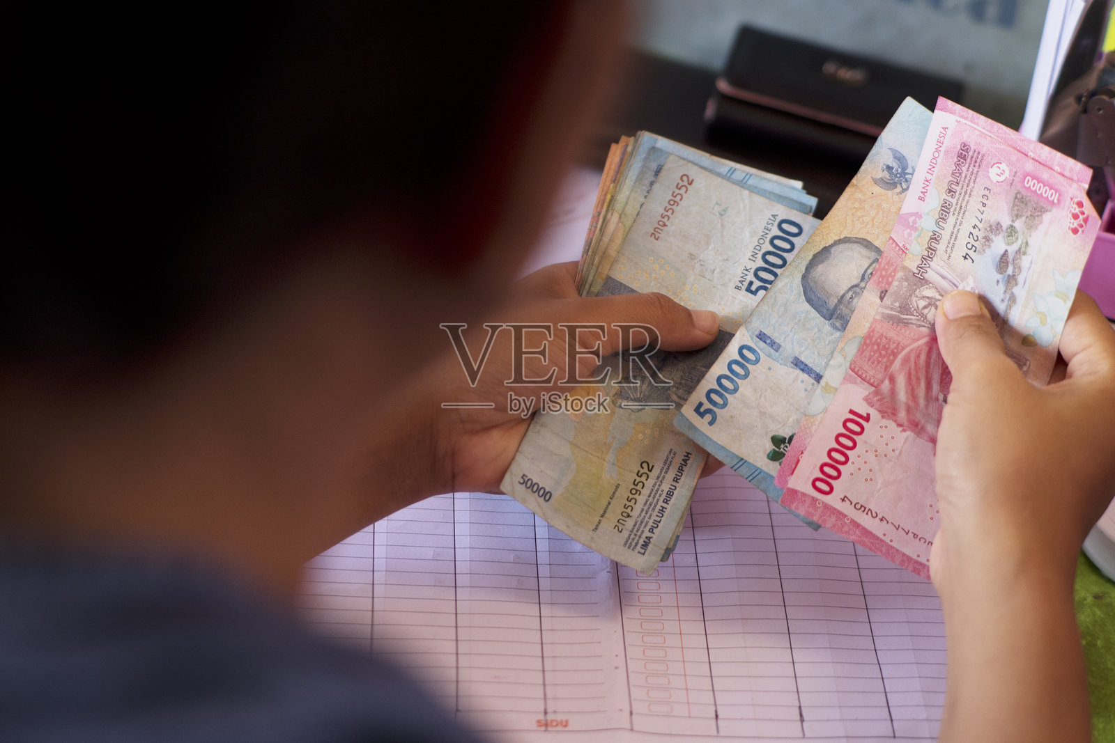 桌上有人数钱的特写照片摄影图片