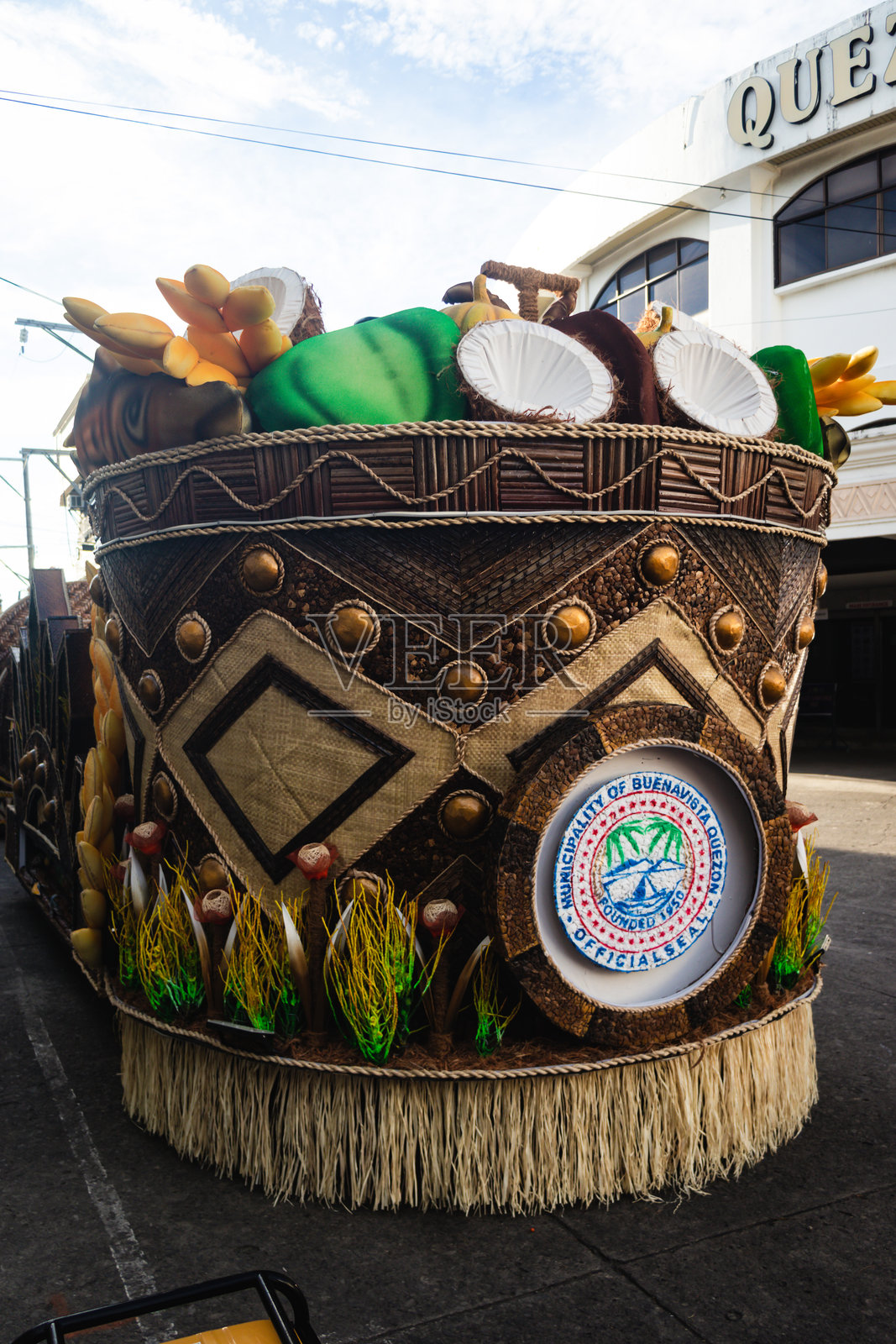 2023年奎松尼约格根节的彩色节日花车照片摄影图片