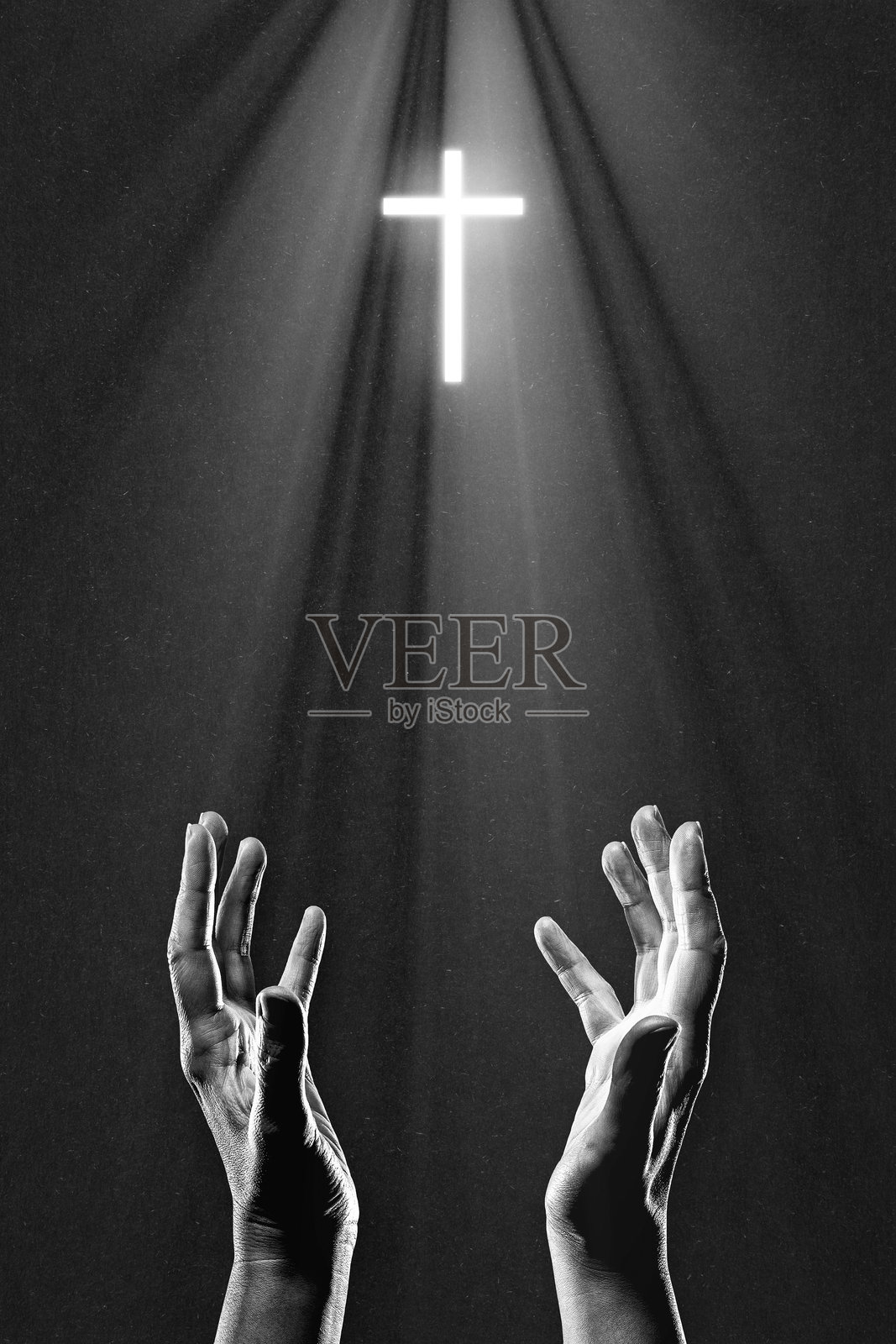 黑白手祈祷发光十字架照片摄影图片