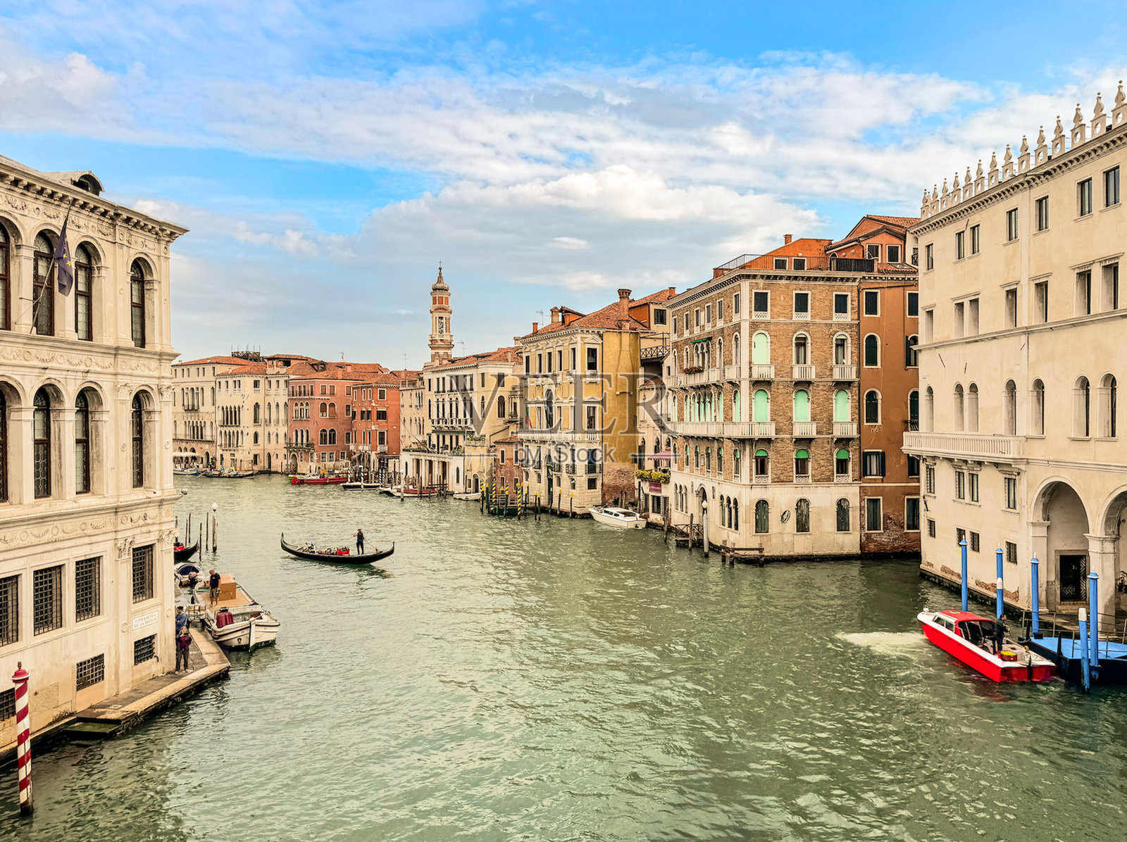 意大利威尼斯大运河，有贡多拉和古典建筑照片摄影图片