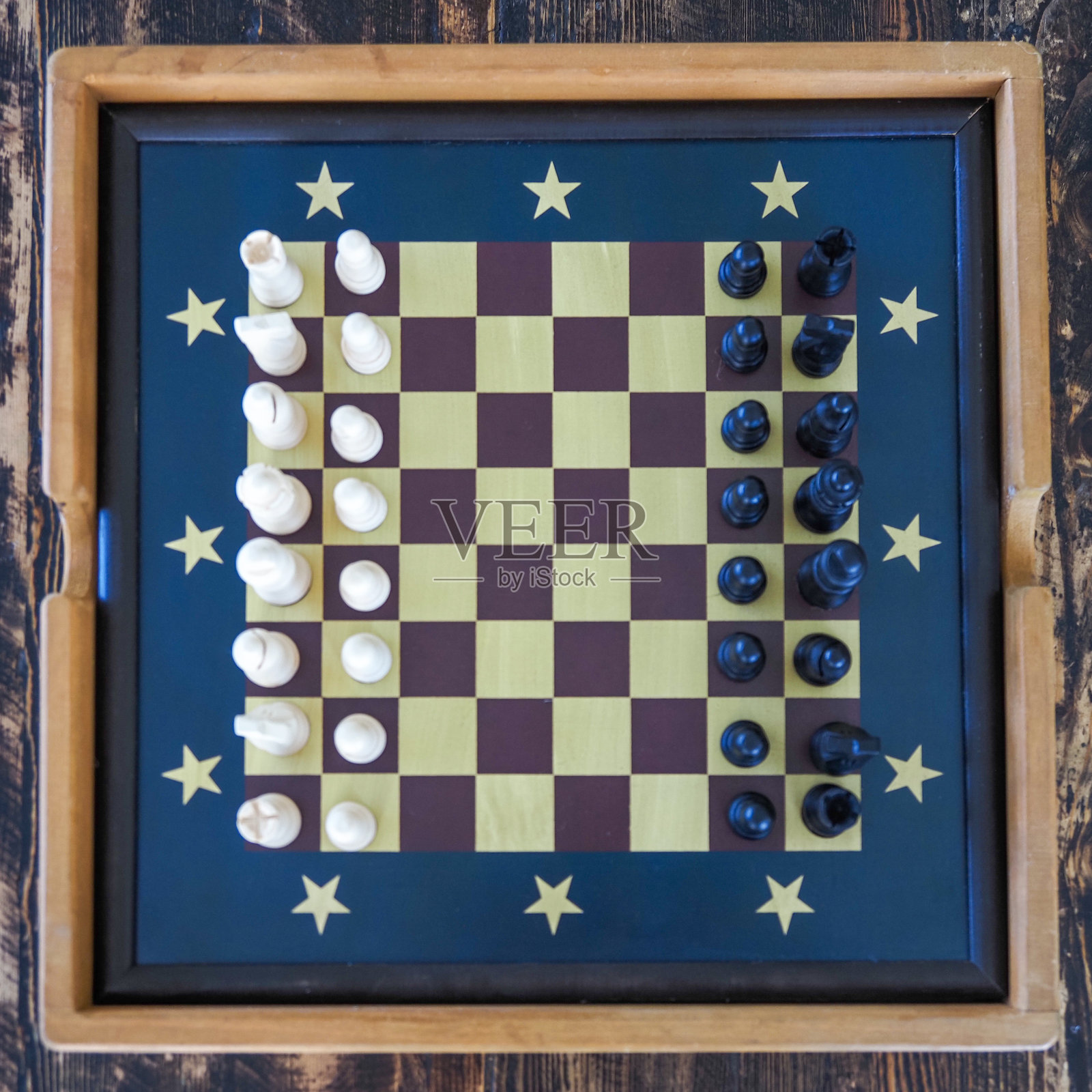 蓝白相间的木质棋盘照片摄影图片