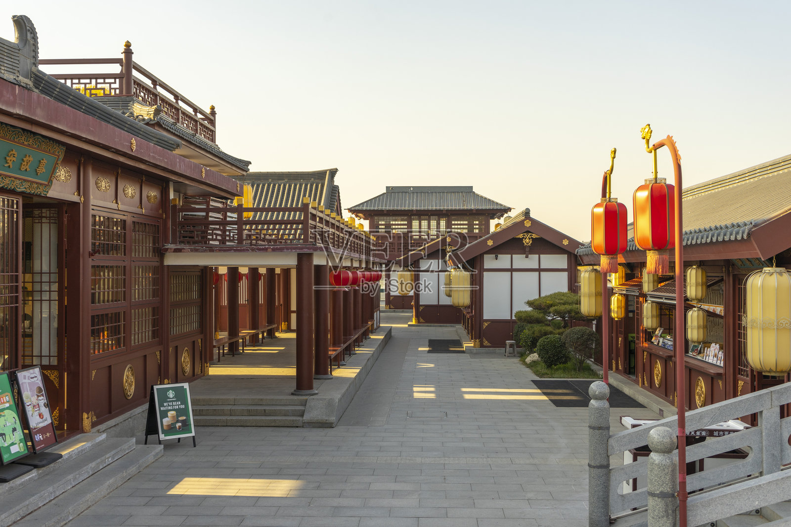 中国西安，大唐芙蓉园美景，蓝天白云照片摄影图片