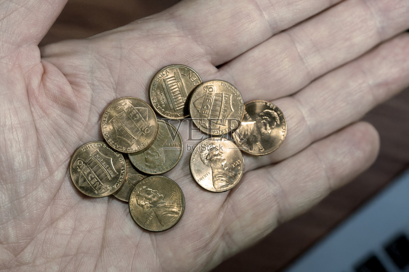 男人手掌里握着许多美分硬币照片摄影图片