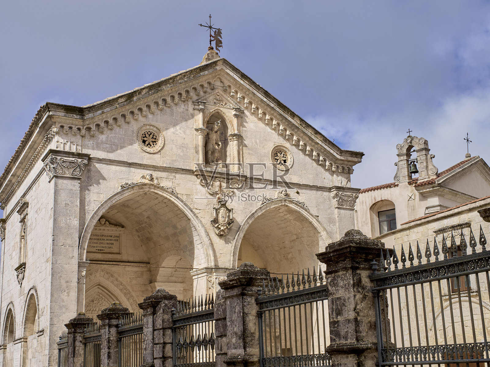 圣米迦勒天使大教堂，蒙特圣安杰洛，福贾省，普利亚，意大利照片摄影图片