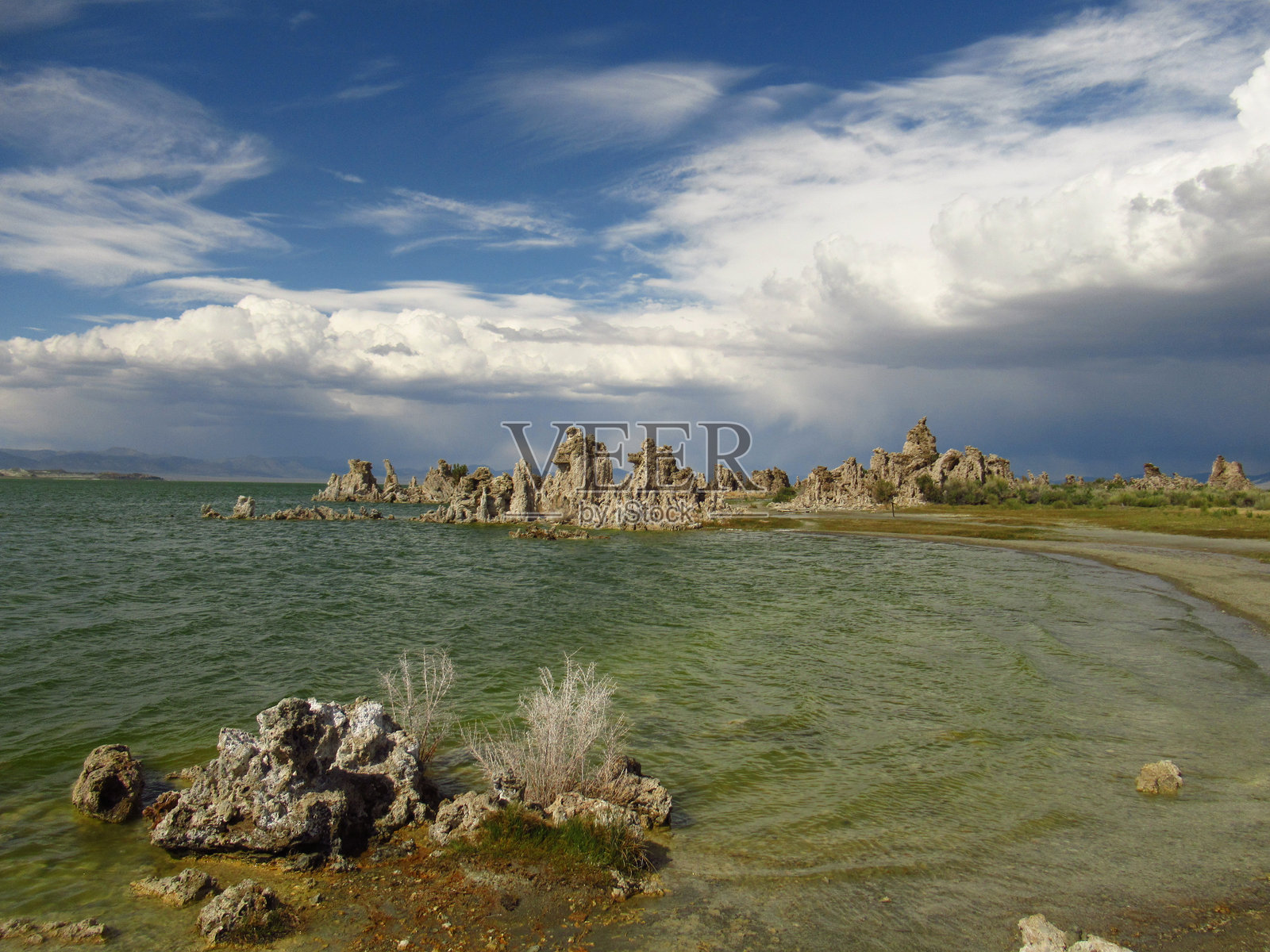 莫诺湖岸边石灰华岩石地貌照片摄影图片