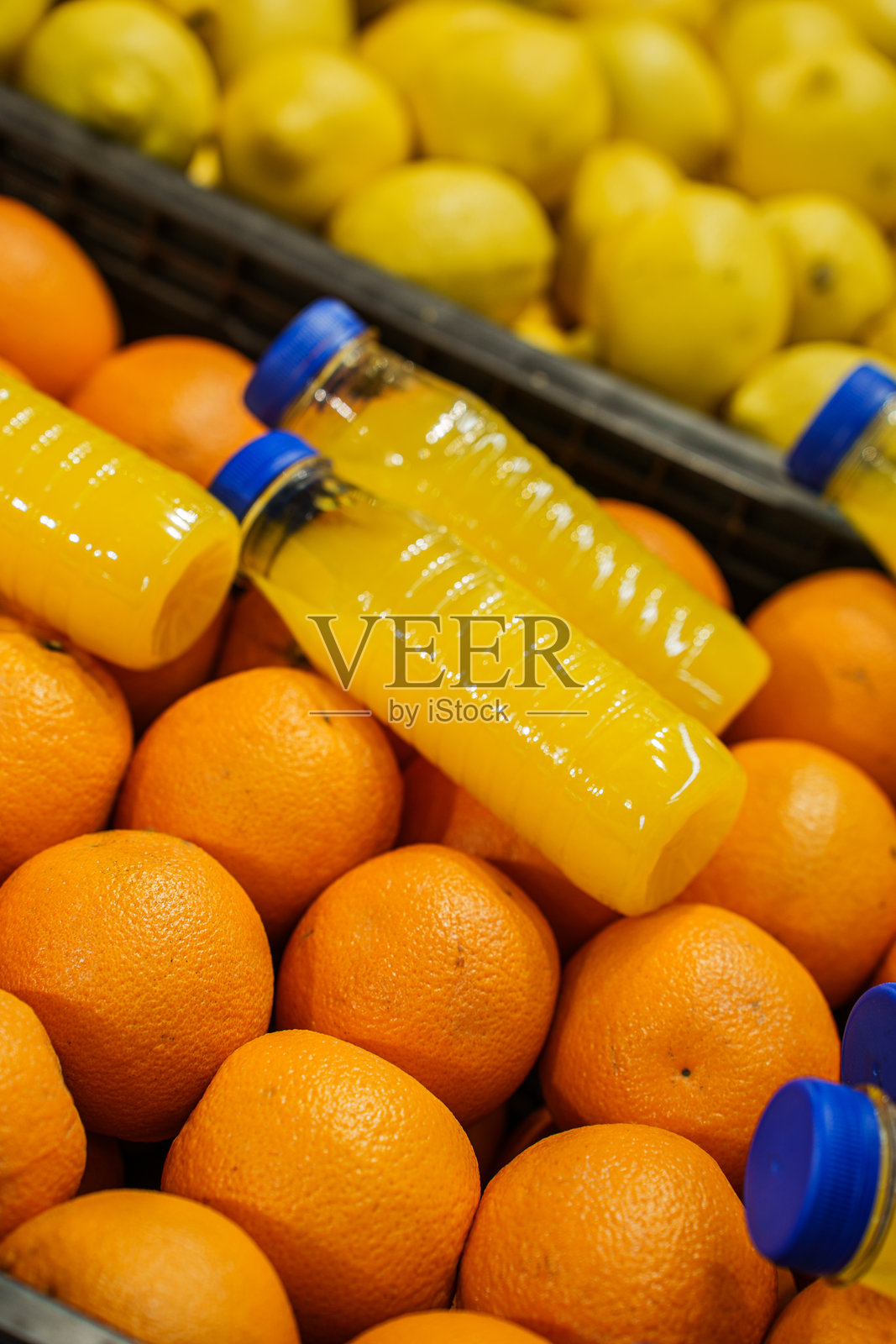 市场展示的新鲜水果和蔬菜照片摄影图片