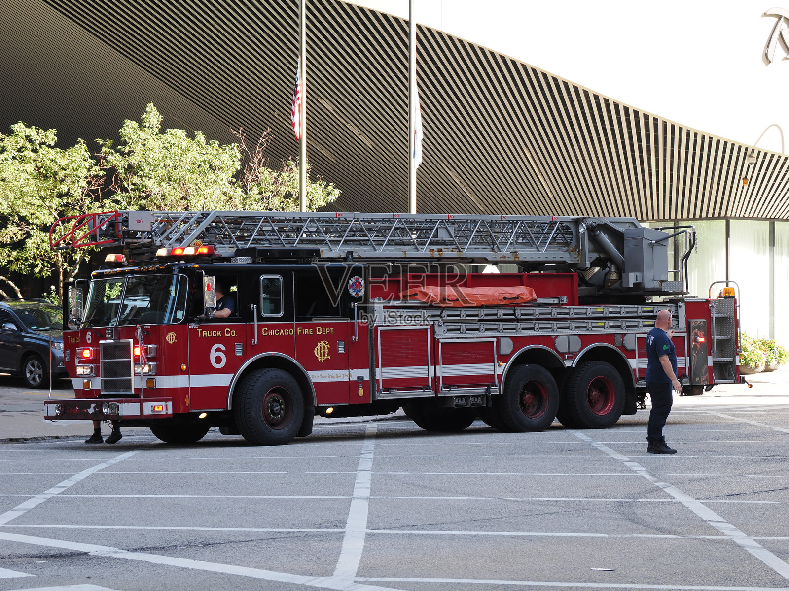芝加哥消防车停在城市街道上照片摄影图片