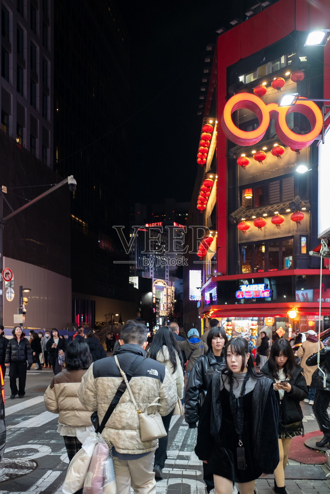 夜幕下的首尔明洞街头,霓虹闪烁,红灯笼高挂,人们在此穿梭照片摄影图片