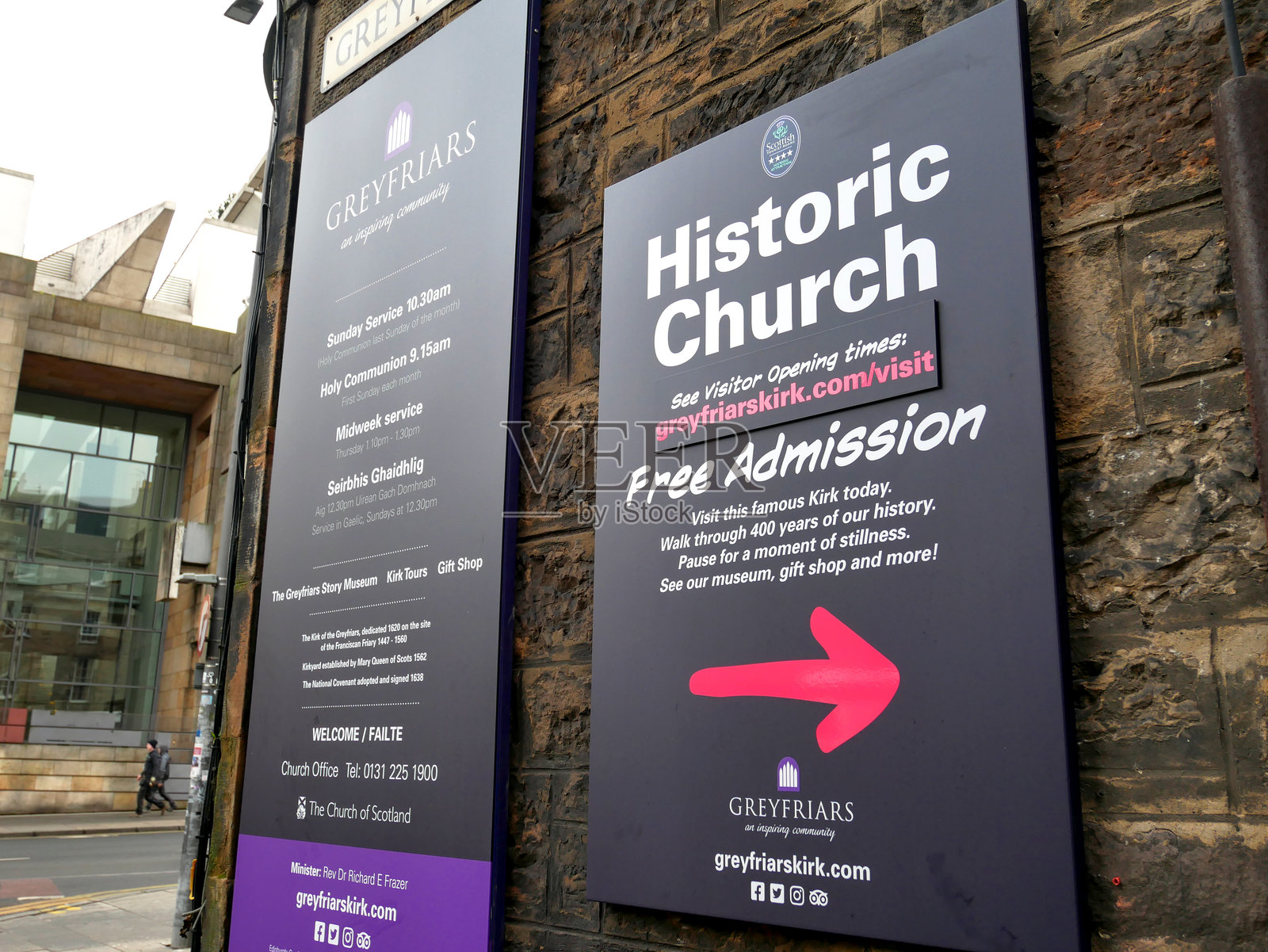 爱丁堡老城区灰衣修士教堂外的指示牌，这里是著名斯凯㹴犬灰衣修士鲍比的所在地，也是《哈利·波特》电影的取景地之一。照片摄影图片