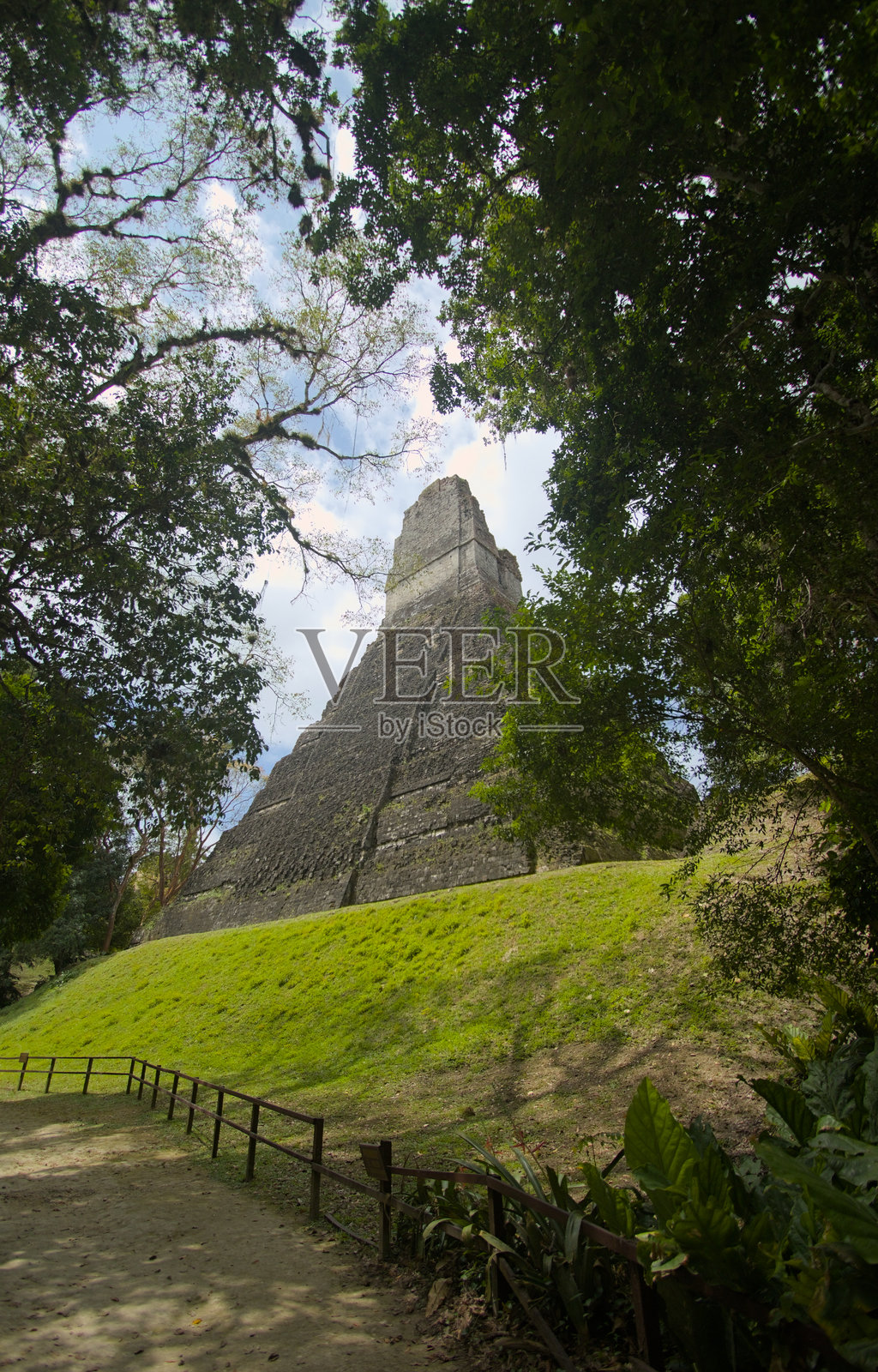 宏伟的格兰美洲虎神庙在蒂卡尔遗址上空升起照片摄影图片