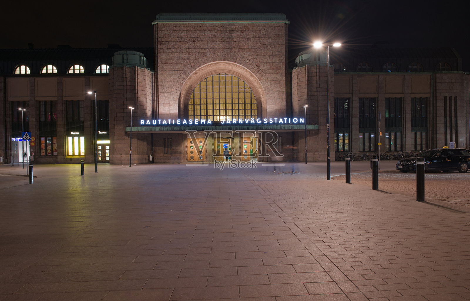赫尔辛基中央火车站的夜景照片摄影图片