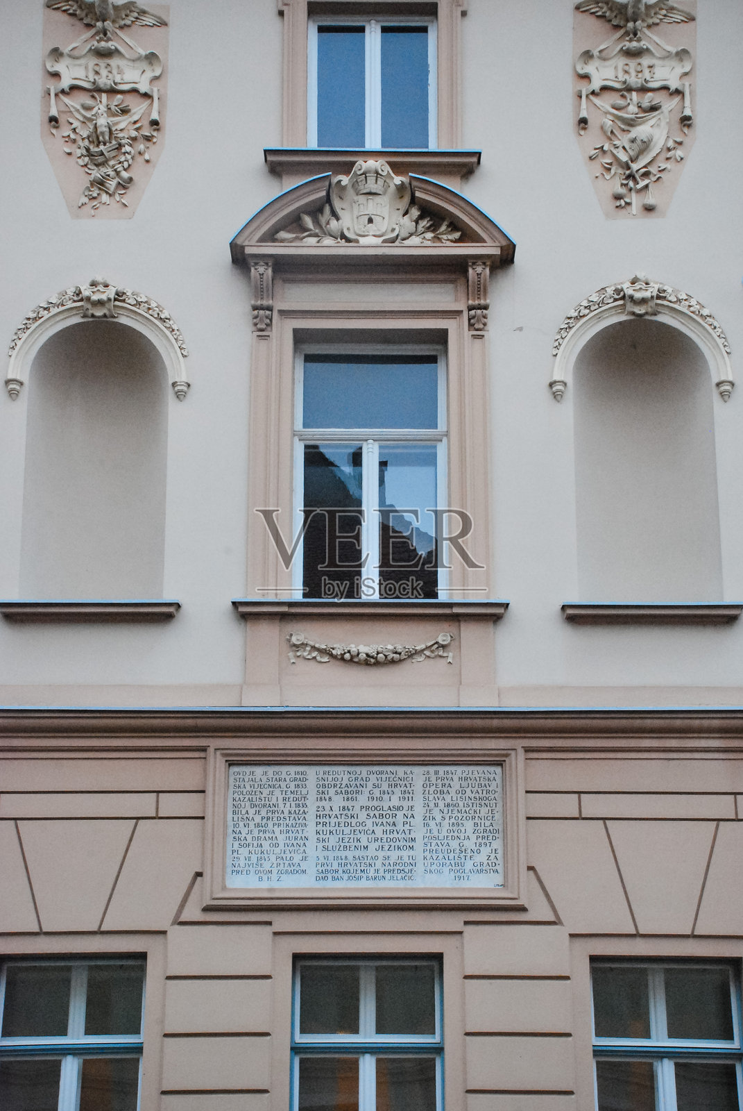 华丽的欧洲建筑外观,带有装饰性浮雕和窗户照片摄影图片