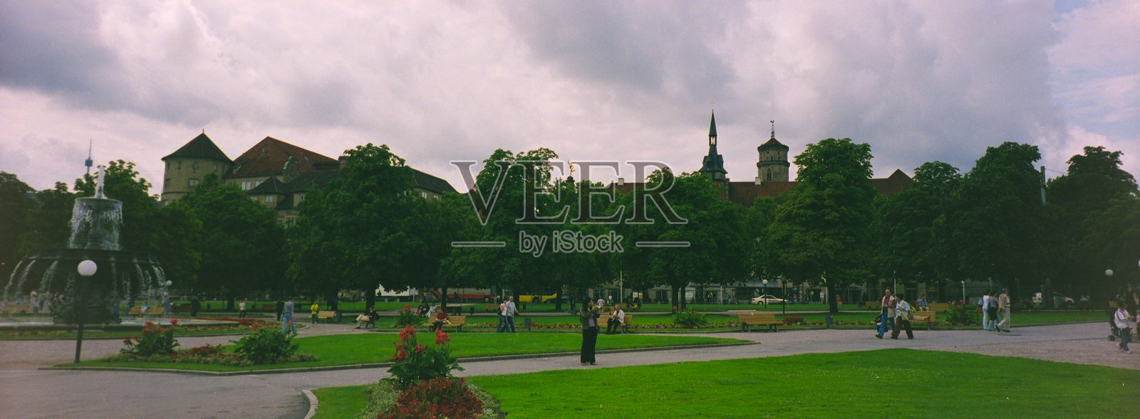 德国斯图加特宫殿广场全景，2000年代，有喷泉和历史悠久的城市天际线照片摄影图片